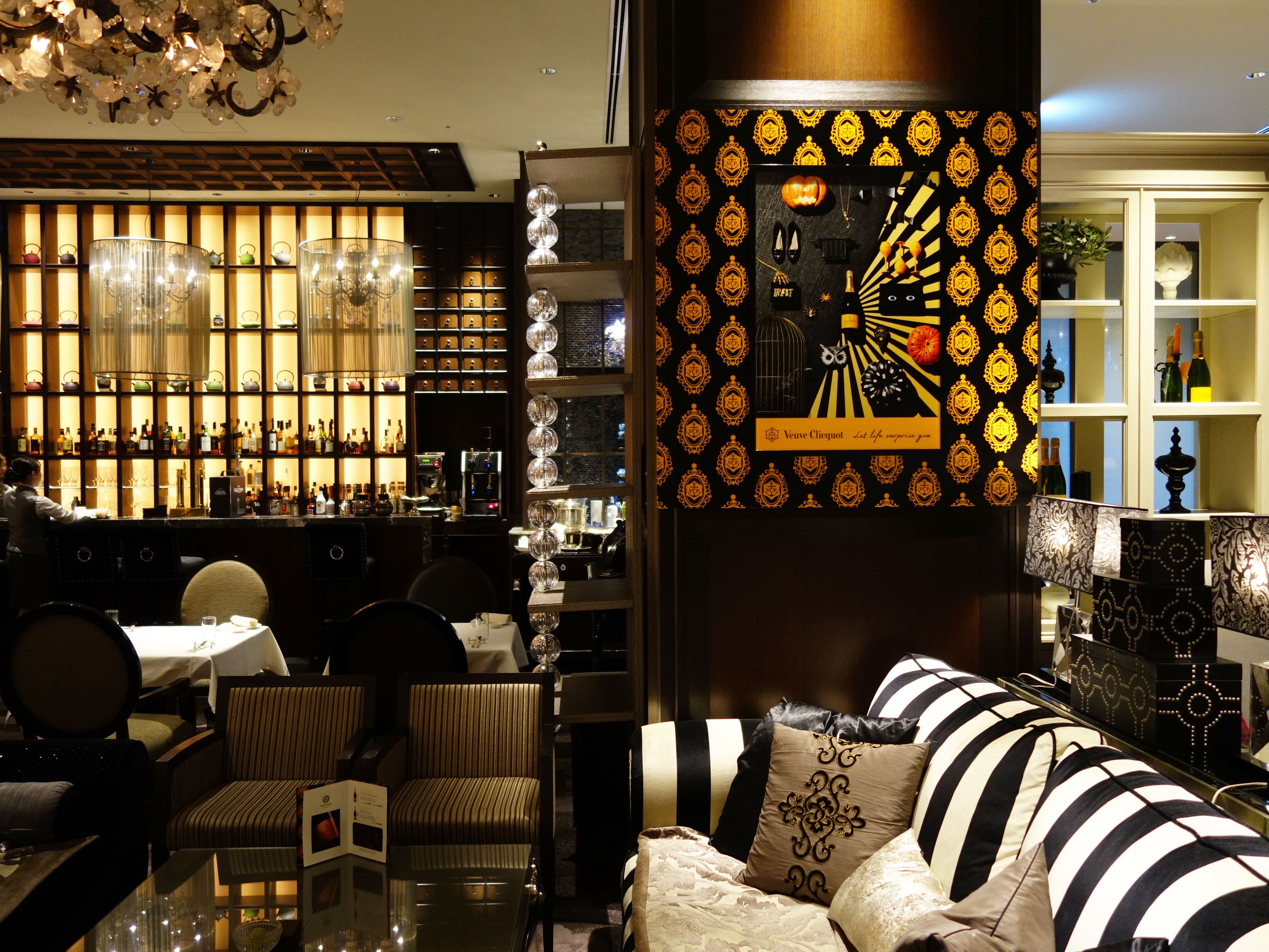 ニューヨークラウンジではハロウィン期間中 イエローラベルにラッピング（イメージ）