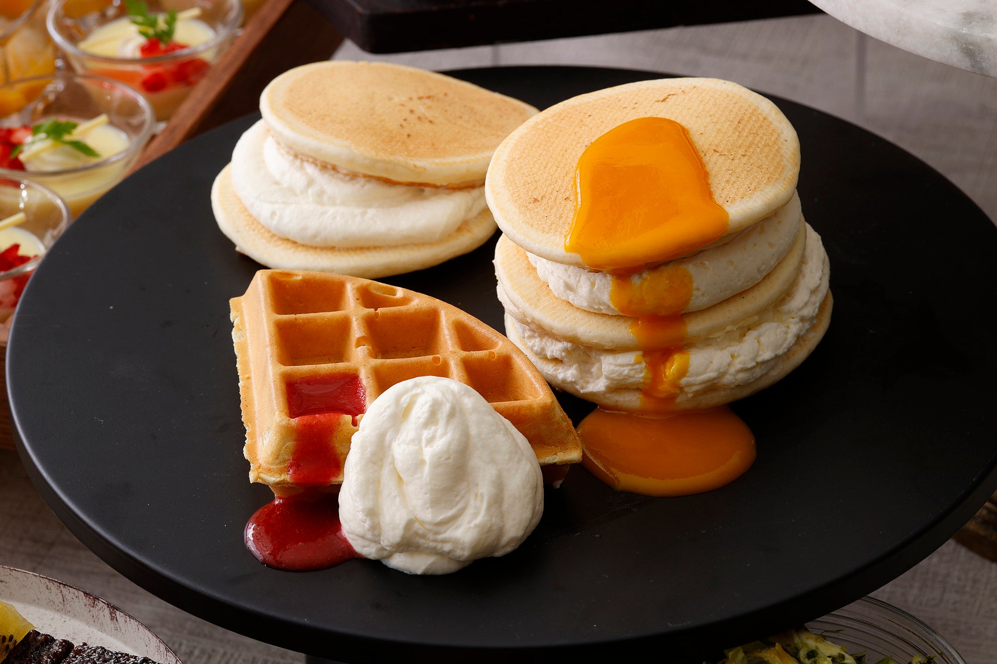 ミニパンケーキやワッフルは生クリームやフルーツソースでカスタマイズ
