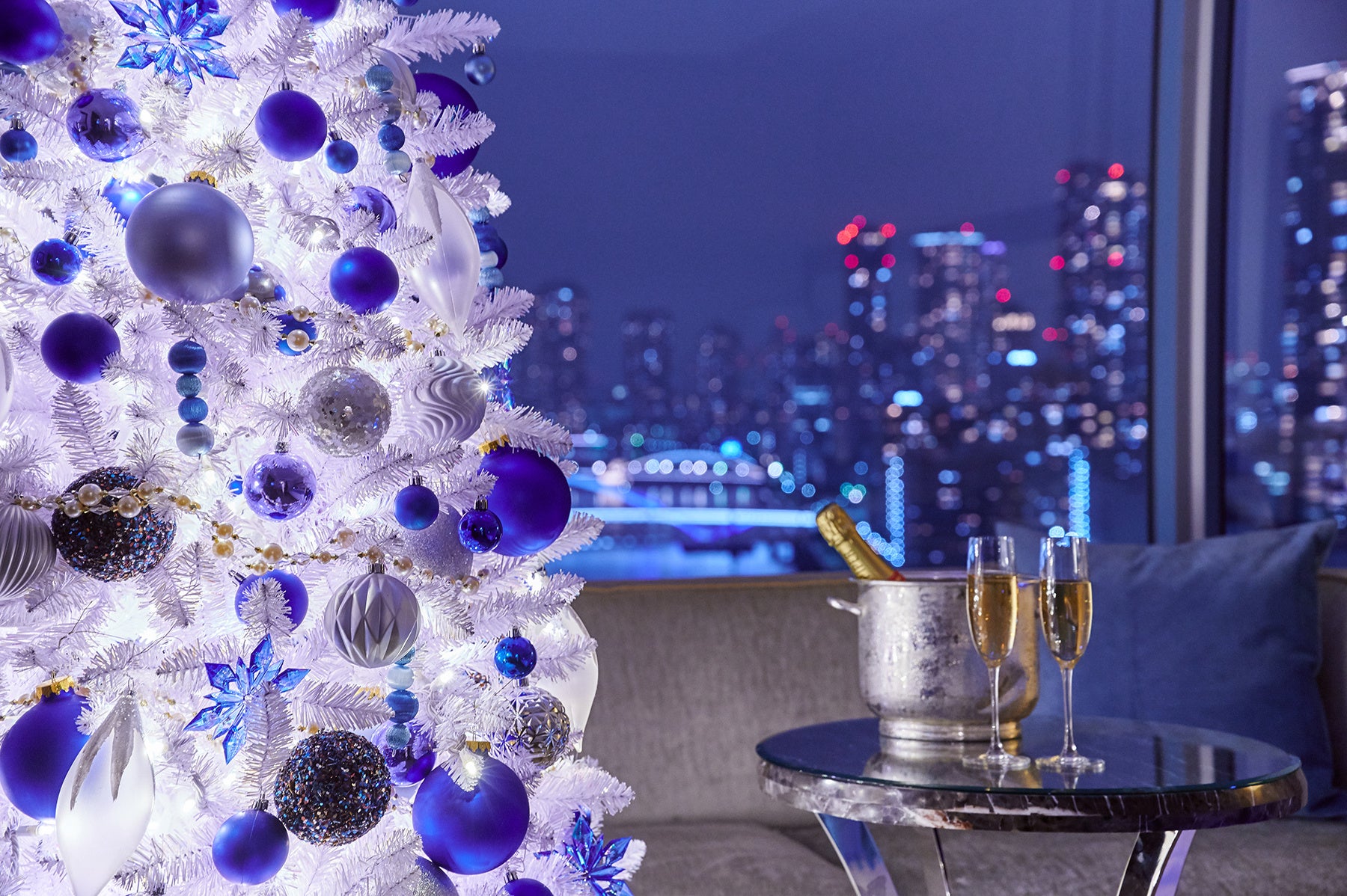 ロマンティックな夜景を楽しみながらお二人だけの時間を過ごせる