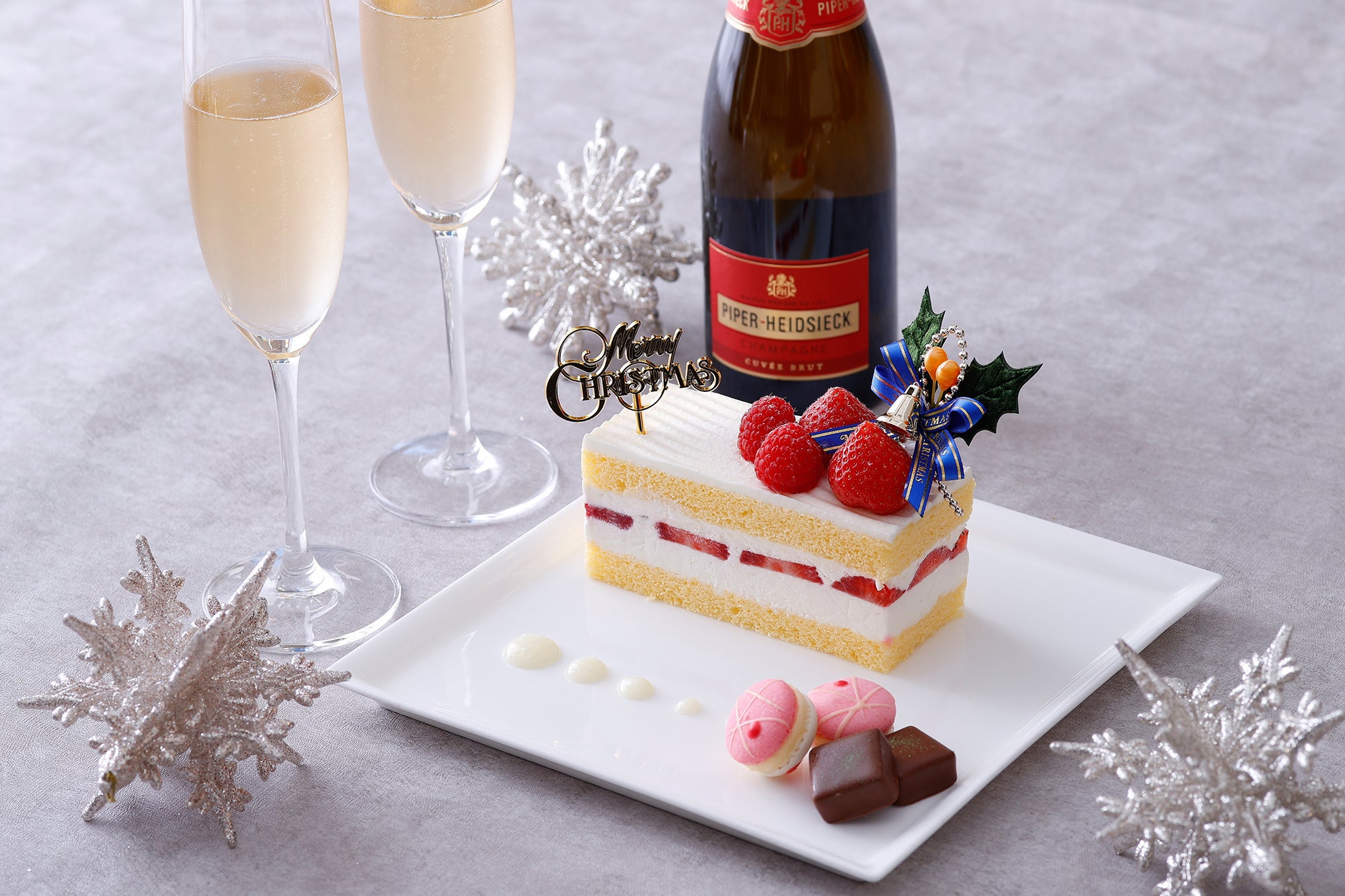 クリスマスケーキとスパークリングワイン（イメージ）
