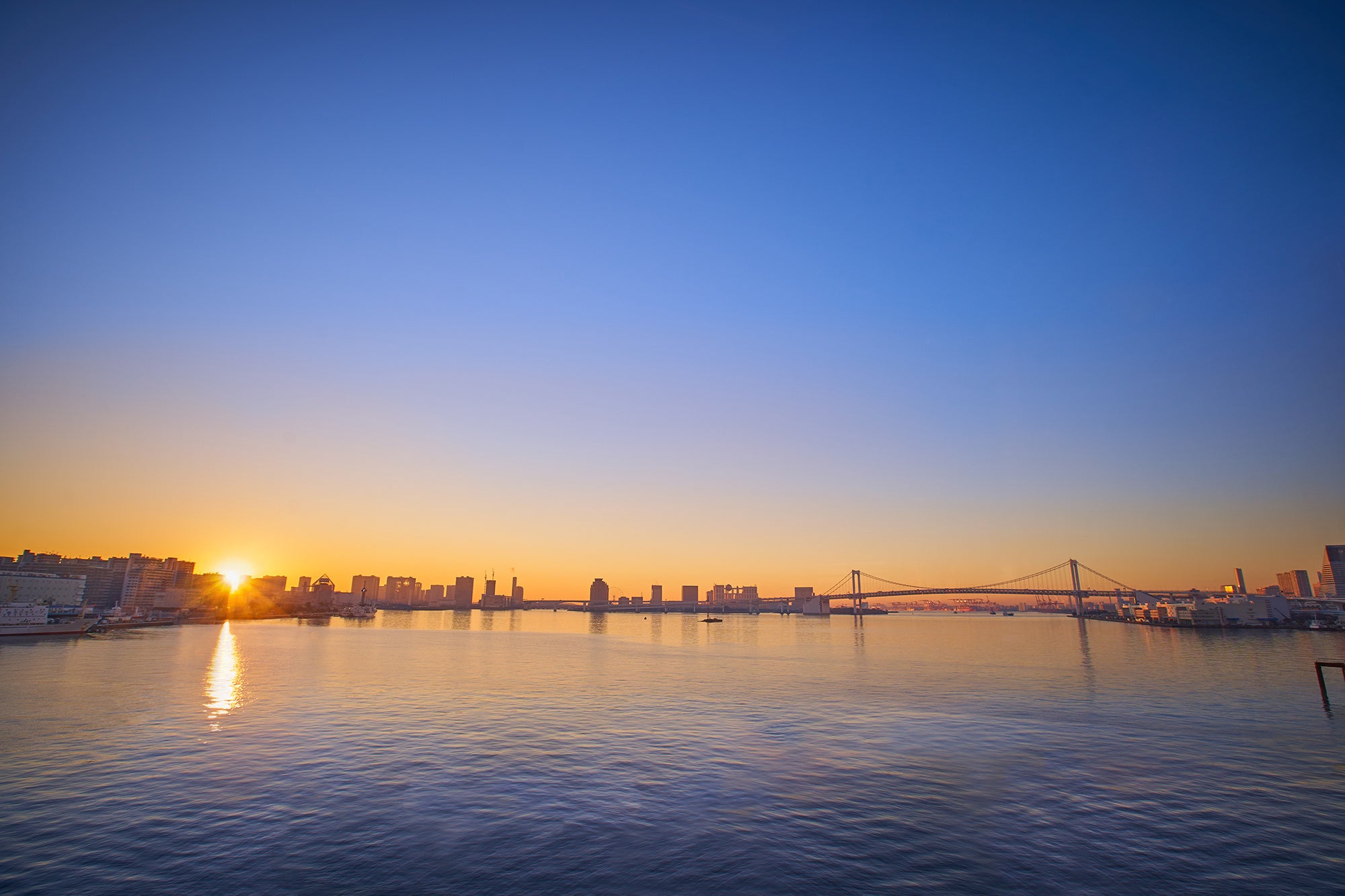 東京湾を臨むテラスでのご来光鑑賞