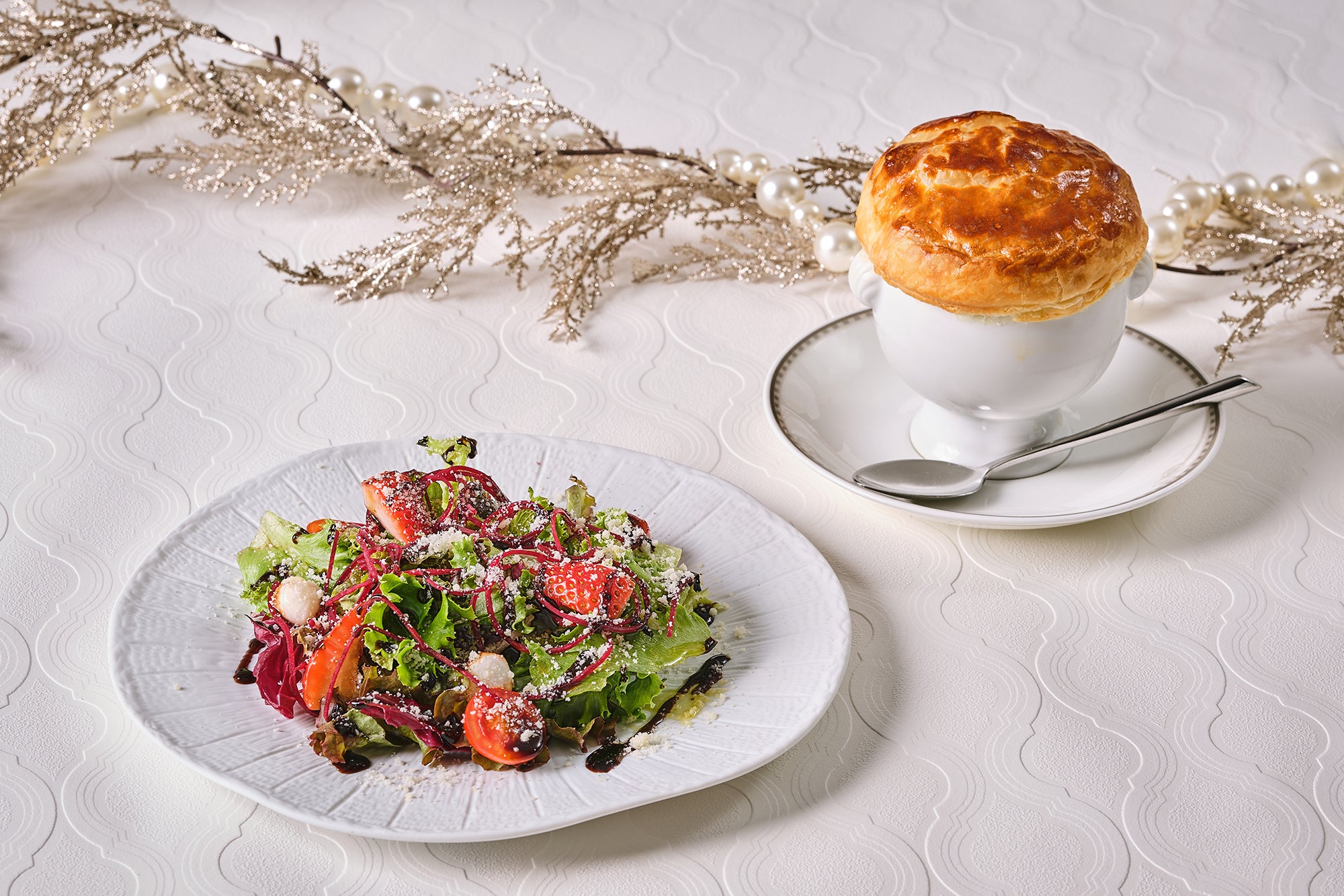 サラダやパイ包み焼きスープなど充実したセイボリーを提供