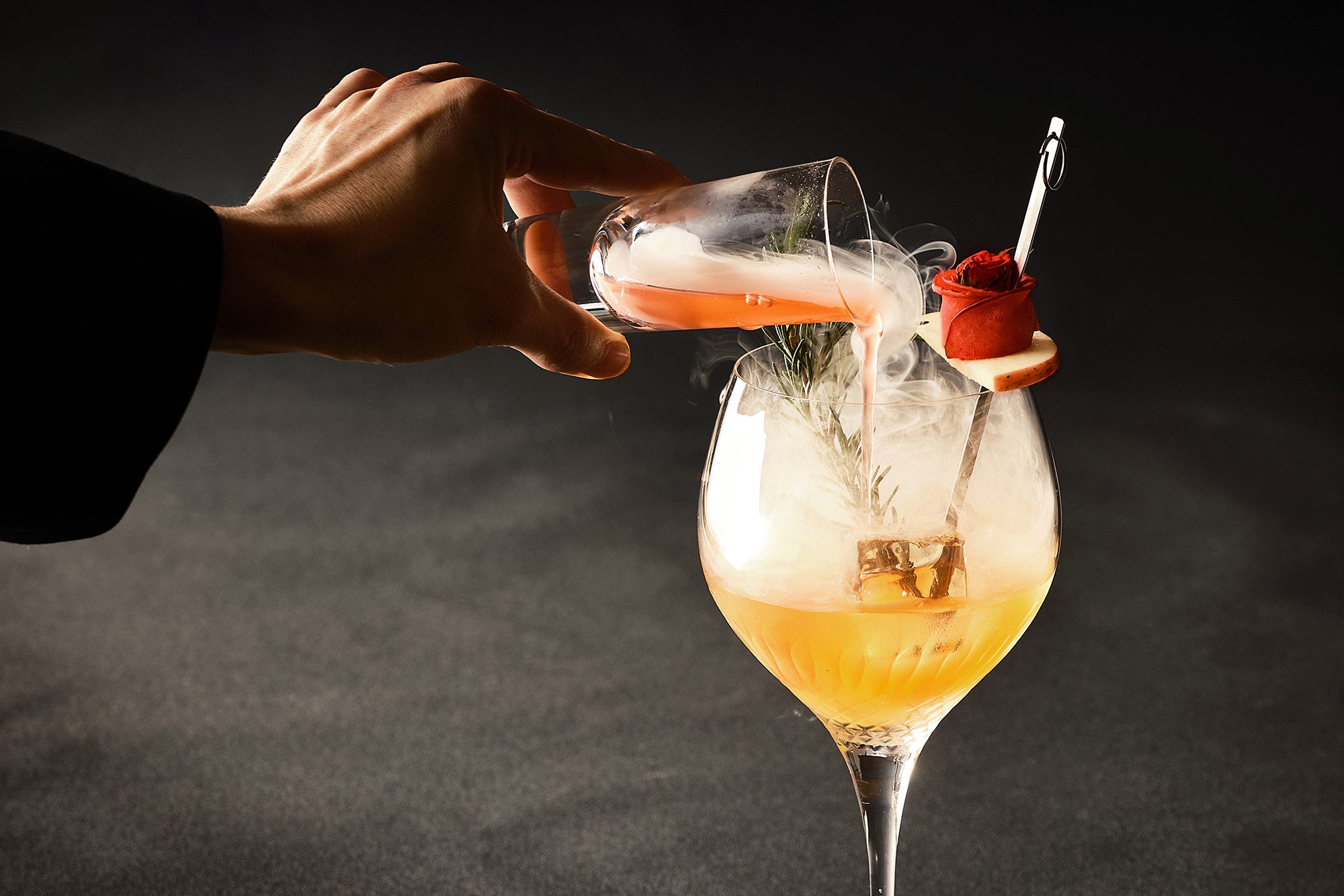 ドライアイスでスモーク仕立てにしたジュースを 注いでフォトジェニックなカクテルに
