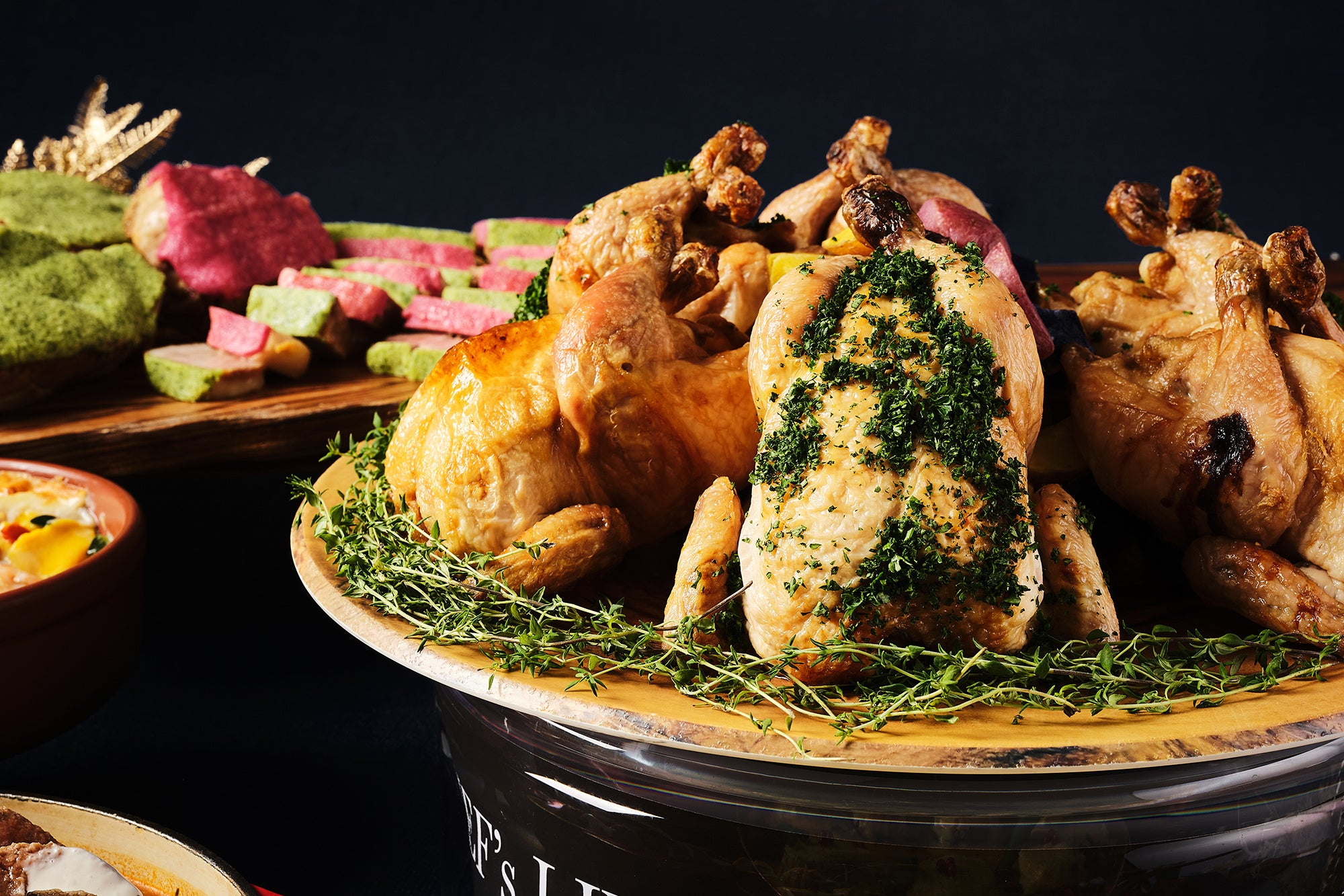 ハーブで焼き上げた柔らかなローストチキン