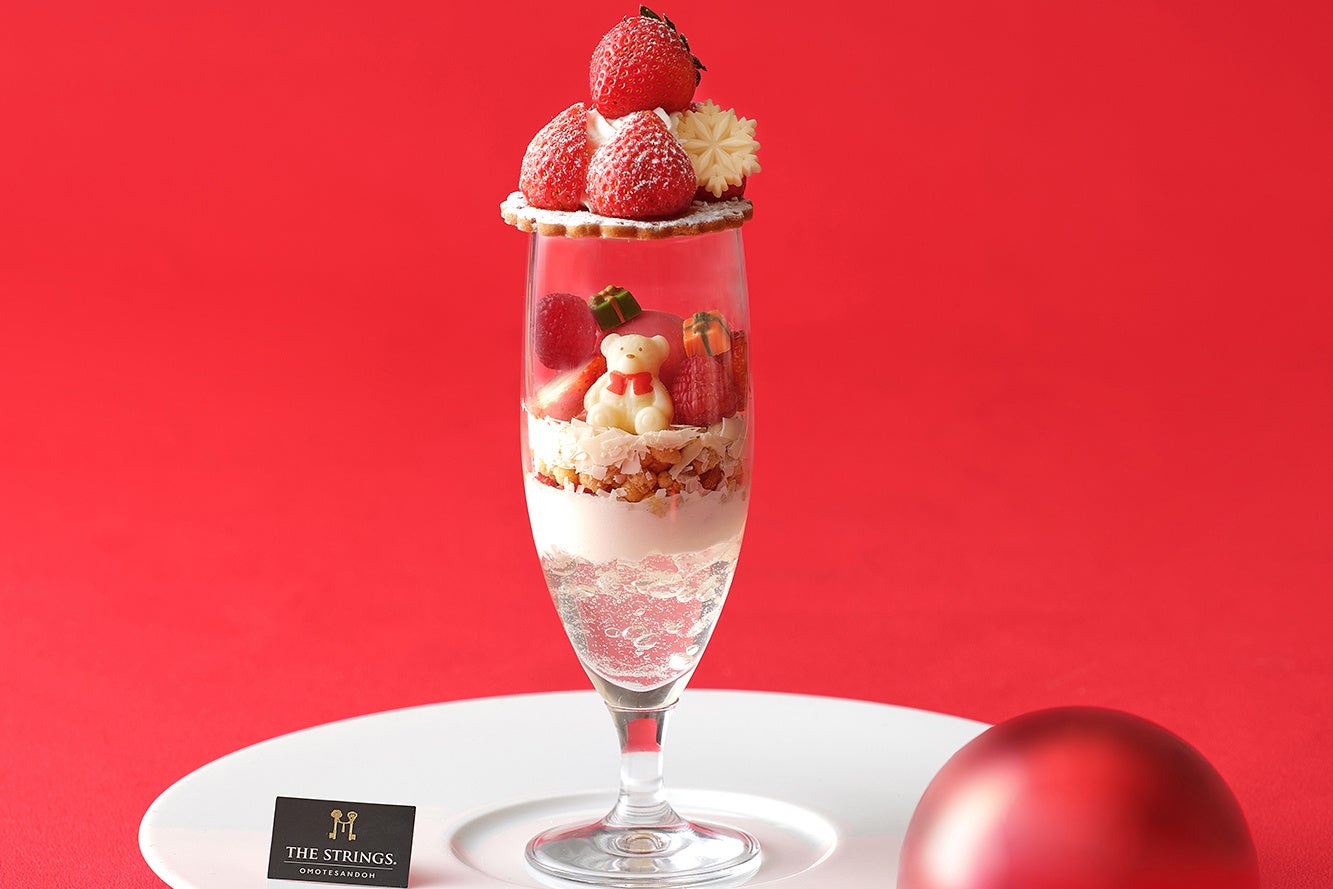 ホワイトベアやクリスマスギフトボックスなど、小さく可愛らしいオブジェを閉じ込めたスノードーム着想のパフェ