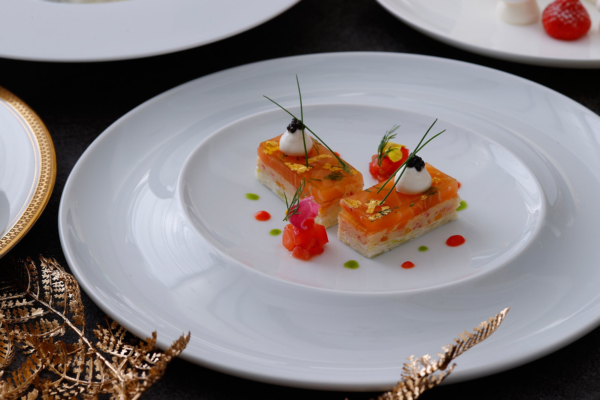 サーモンマリネ ズワイ蟹 ポワロ―のミルフィーユ仕立て トマトとイチゴのサラダ キャビア添え