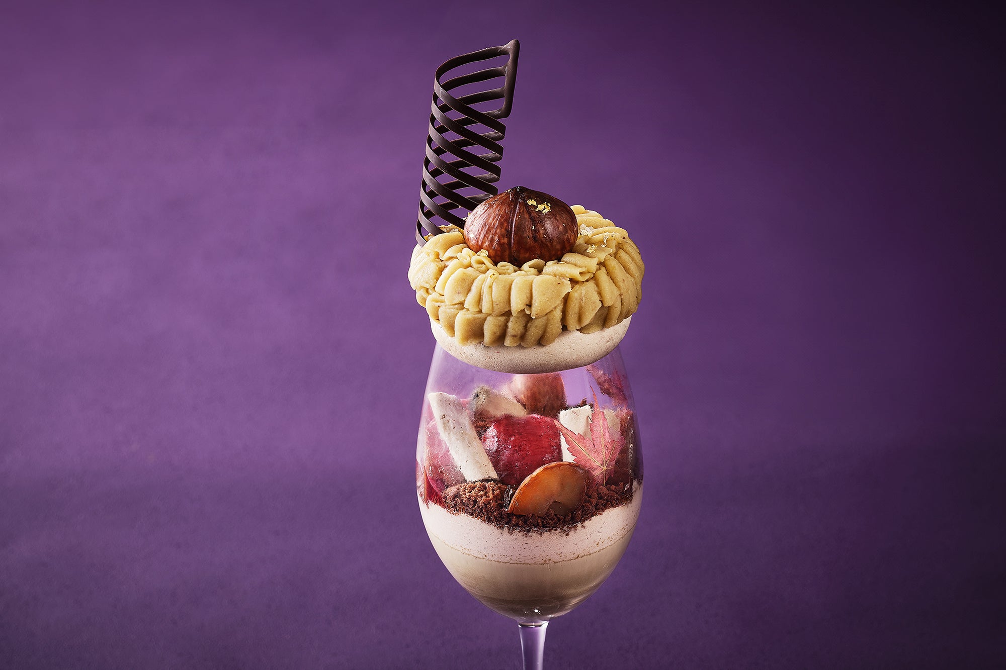 秋の味覚の和栗と洋栗を贅沢にアレンジしほうじ茶を掛け合わせた、モンブランパフェ