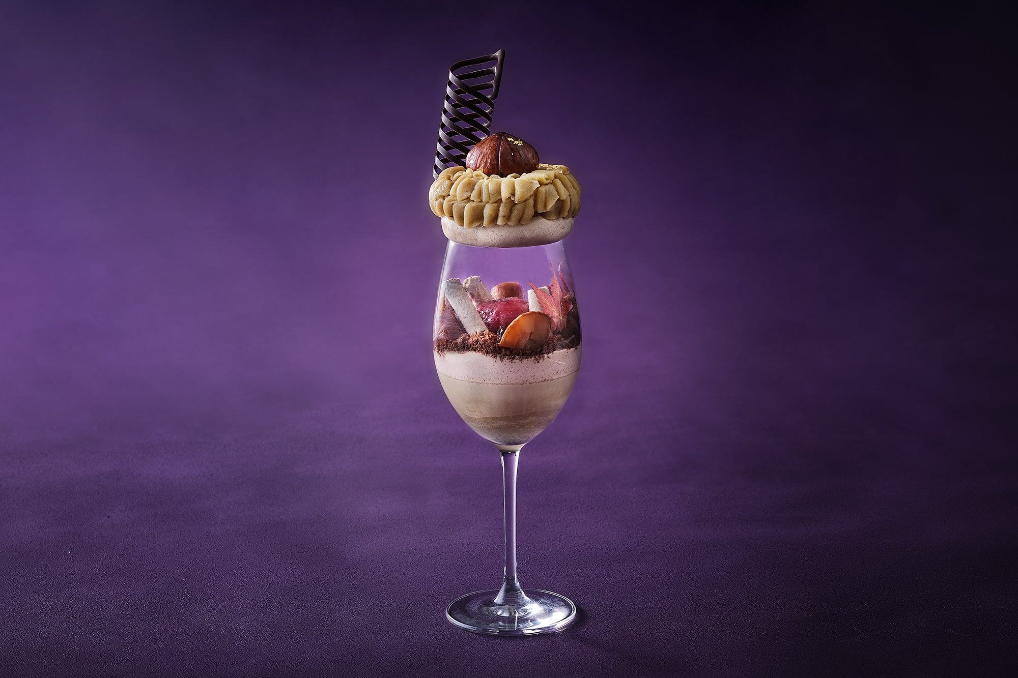 パフェのトップには和栗のモンブランをたっぷりトッピング