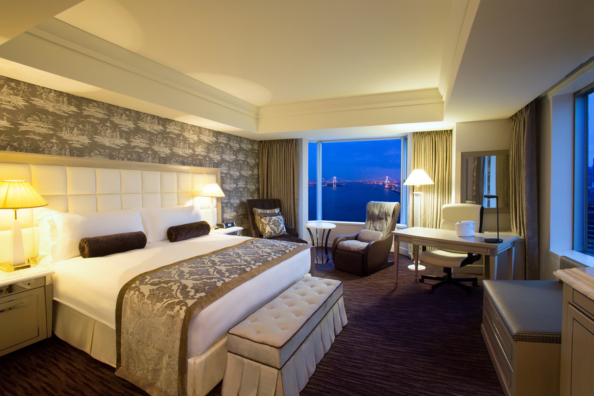 レインボーブリッジを望む、エグゼクティブフロア（18階、19階）の内観