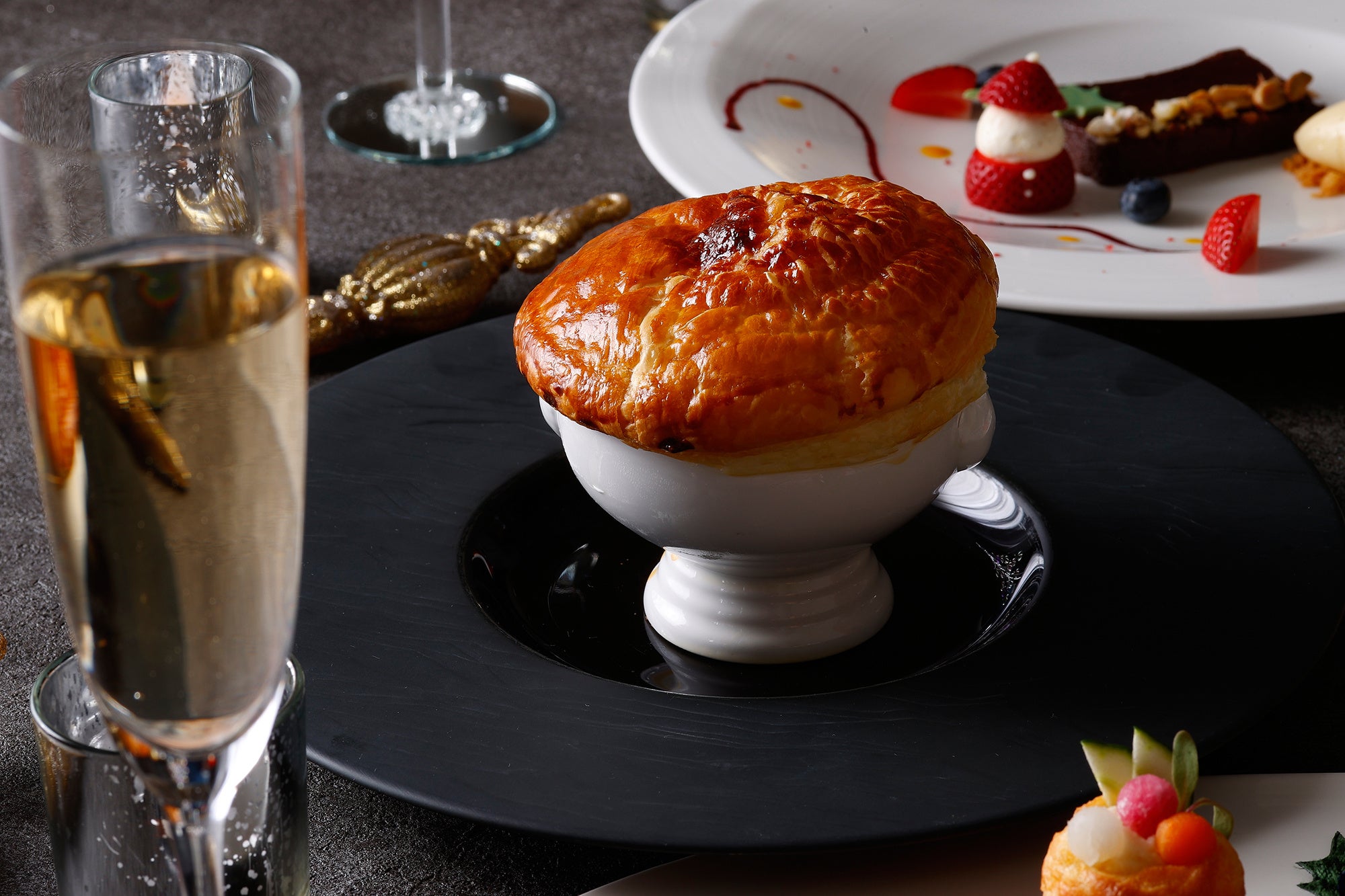 トリュフとフォアグラのパイ包みスープ（イメージ）