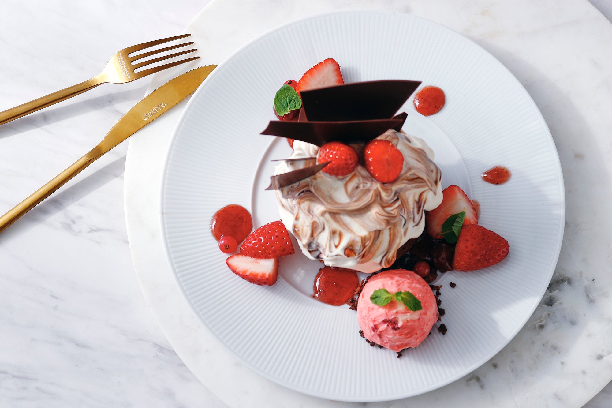 甘さ控えめのエスプレッソシャンティでビターさをプラスし、チョコレートソースでマーブルカラーを表現