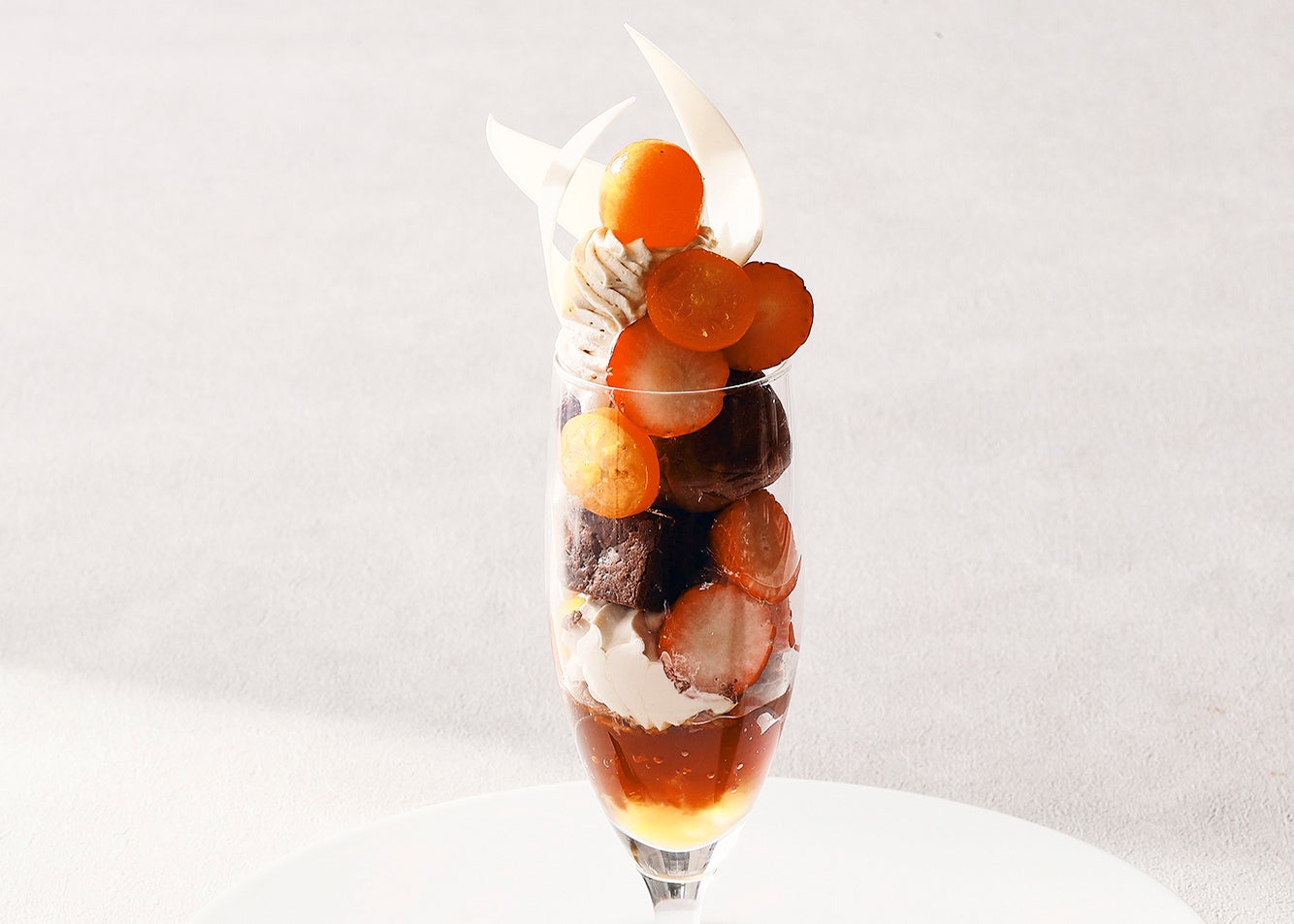 旬の苺と金柑を贅沢にあしらったパフェ