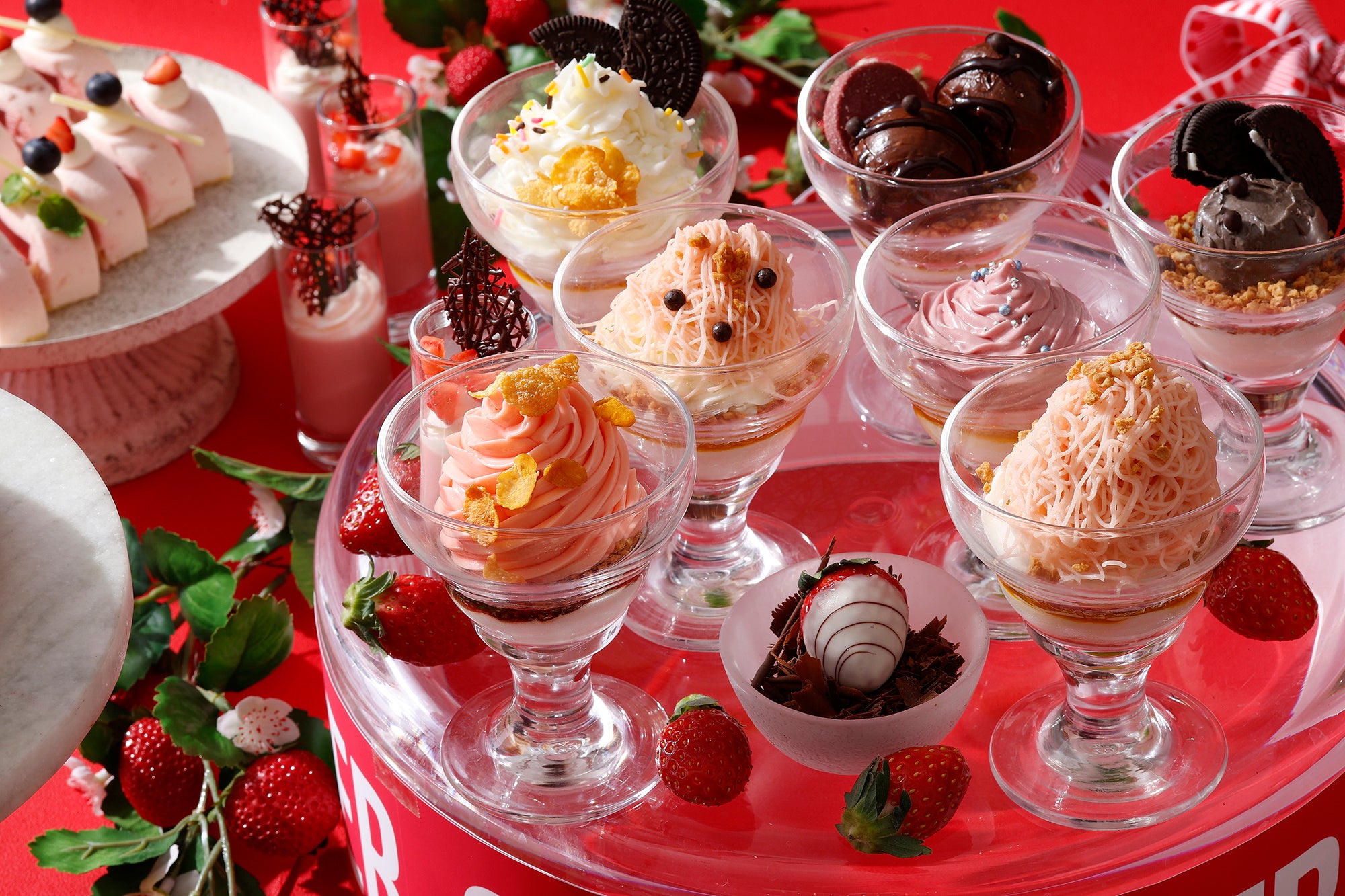 シェフズスペシャルパフェには、しぼりたてモンブラン、 ミルク、チョコレート、あまおうのアイスクリームを添えて