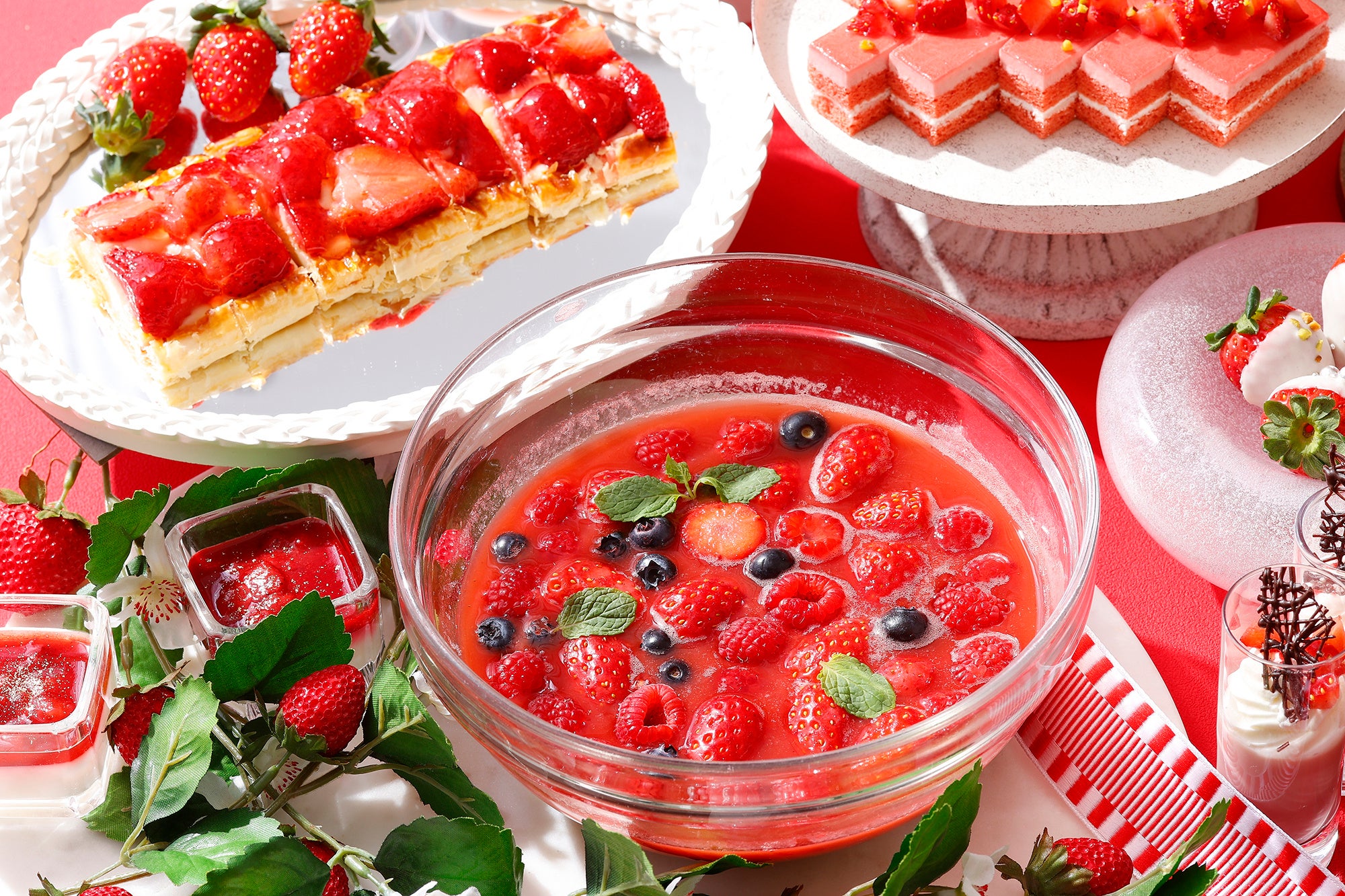 美しいルージュカラーが目を引く、苺スープと苺パイ