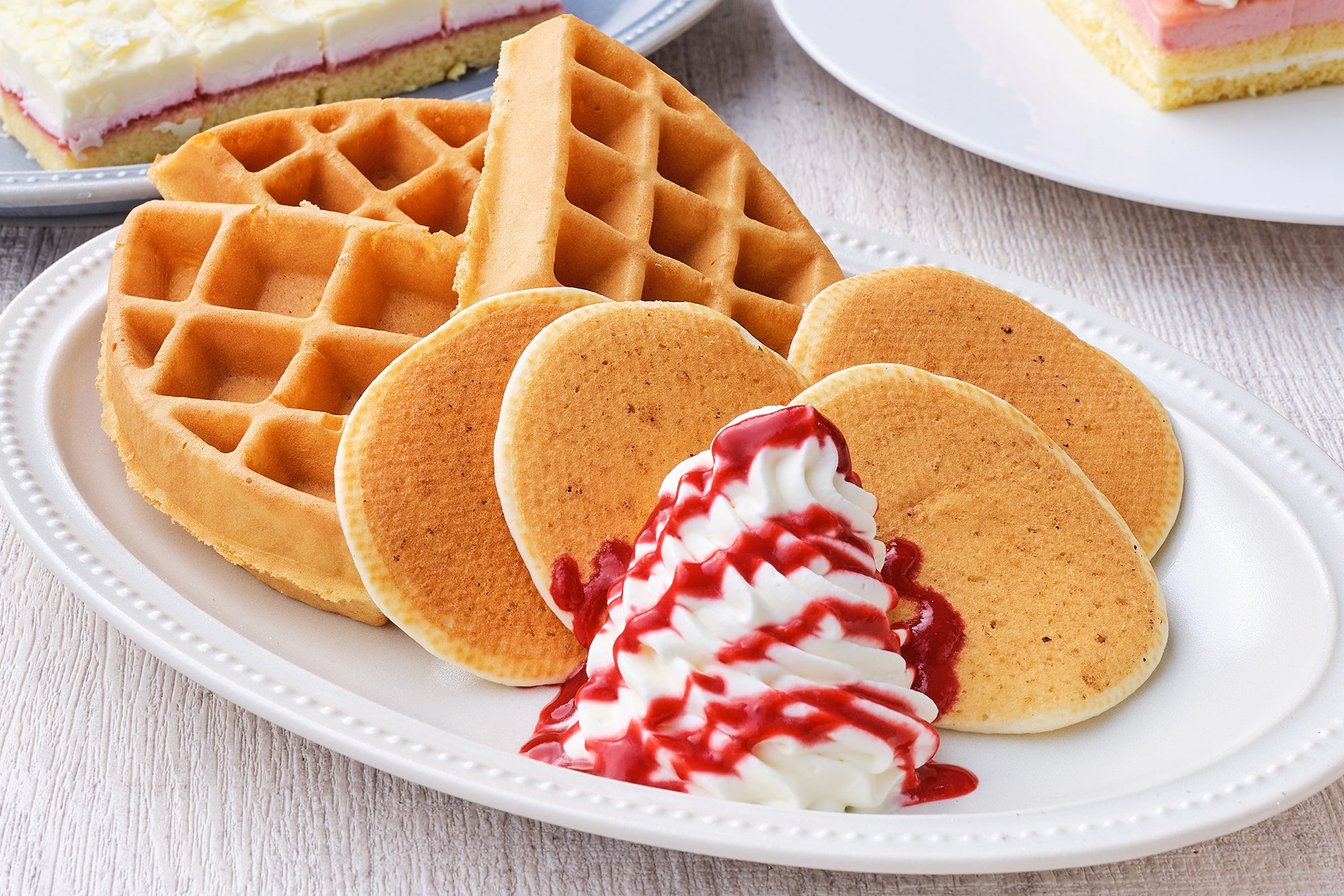 パンケーキとワッフルはソースや生クリームで 自分好みにカスタマイズできる