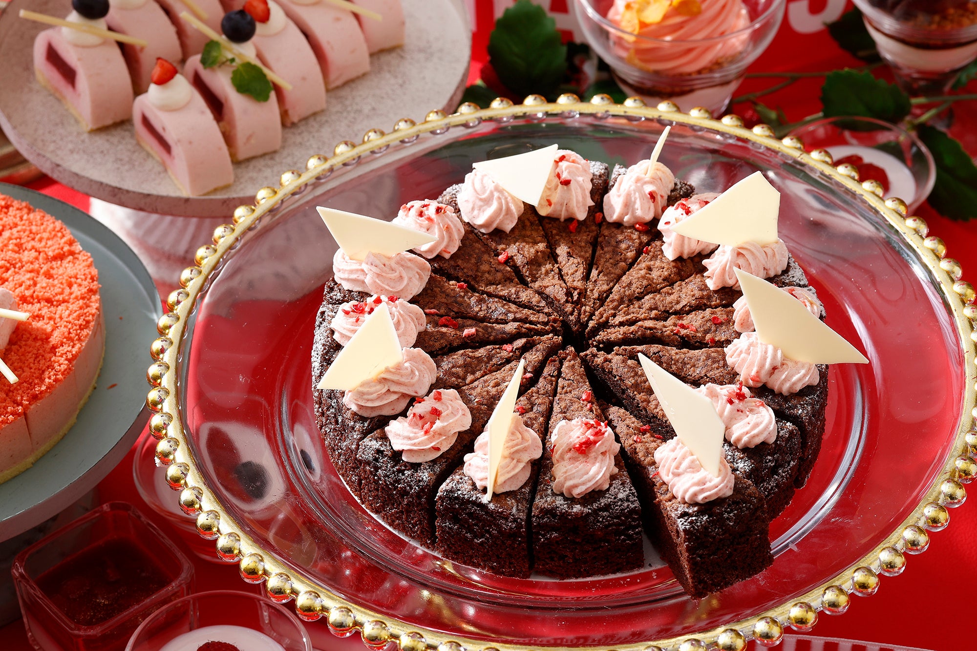 バレンタインの定番、ガトーショコラも あまおうクリームを装って登場