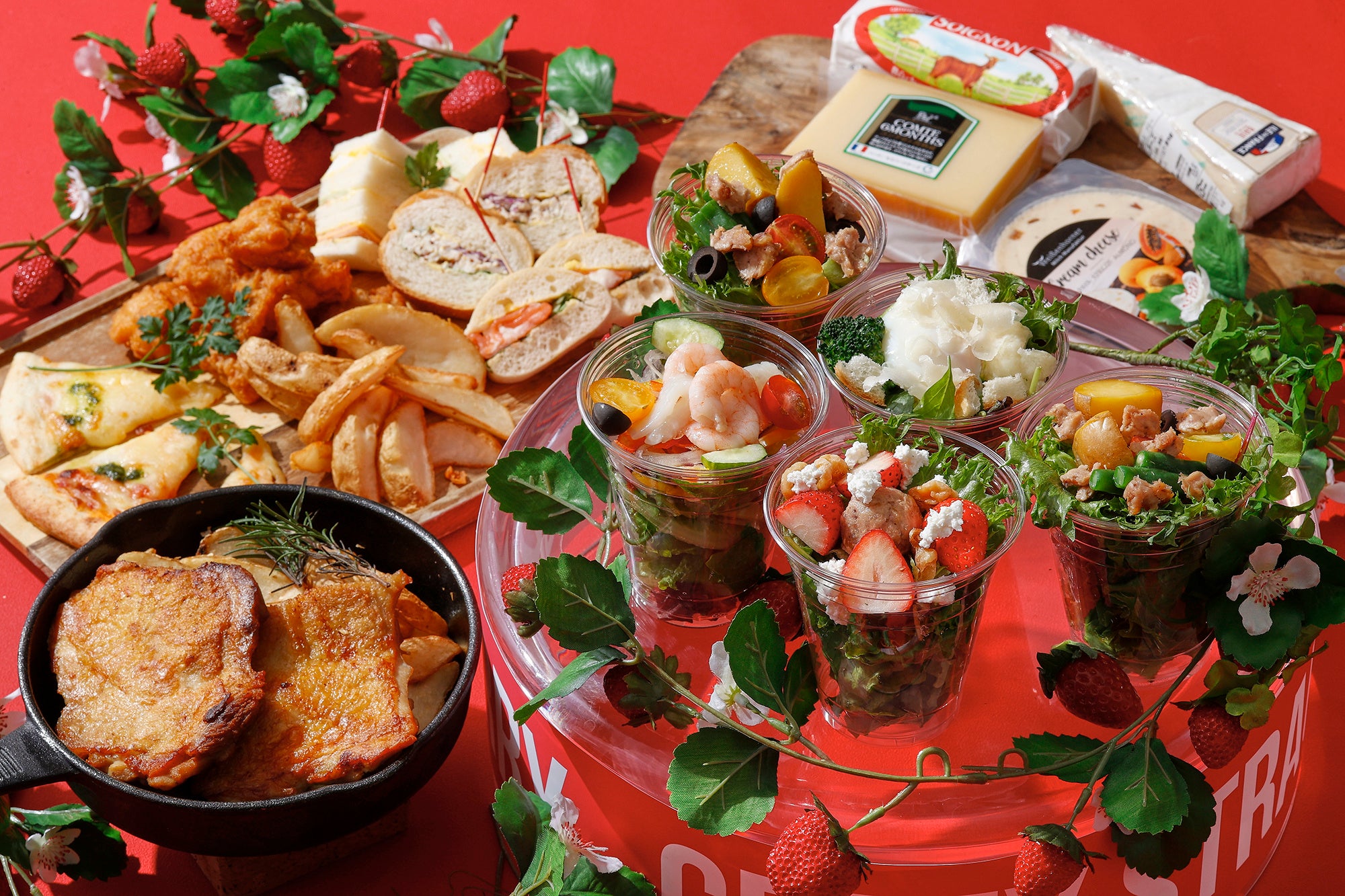 日替わりサンドイッチ、ピザ、カレー、 スープなどのライトミールも充実