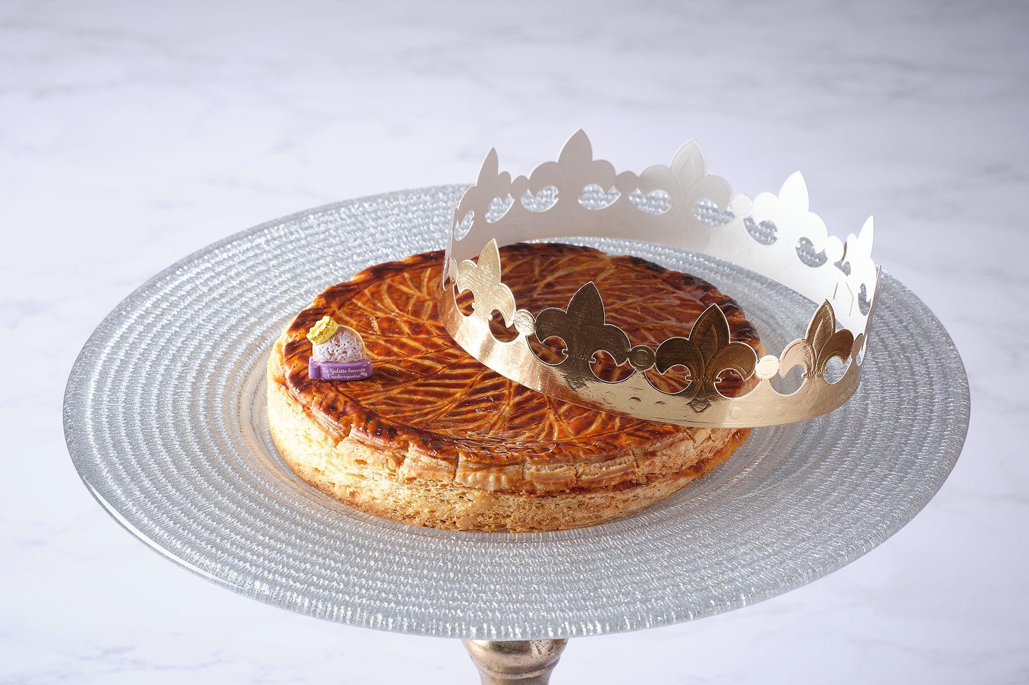 伝統的なアンヴェルセ製法によりサクッと軽やかなパイ生地を実現にはフェーヴと王冠をプレゼント