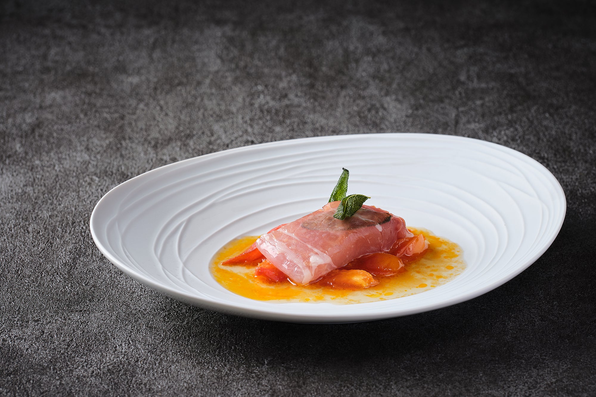 天草さくら鯛のサルティンボッカ 塩トマトのフォンダン添え