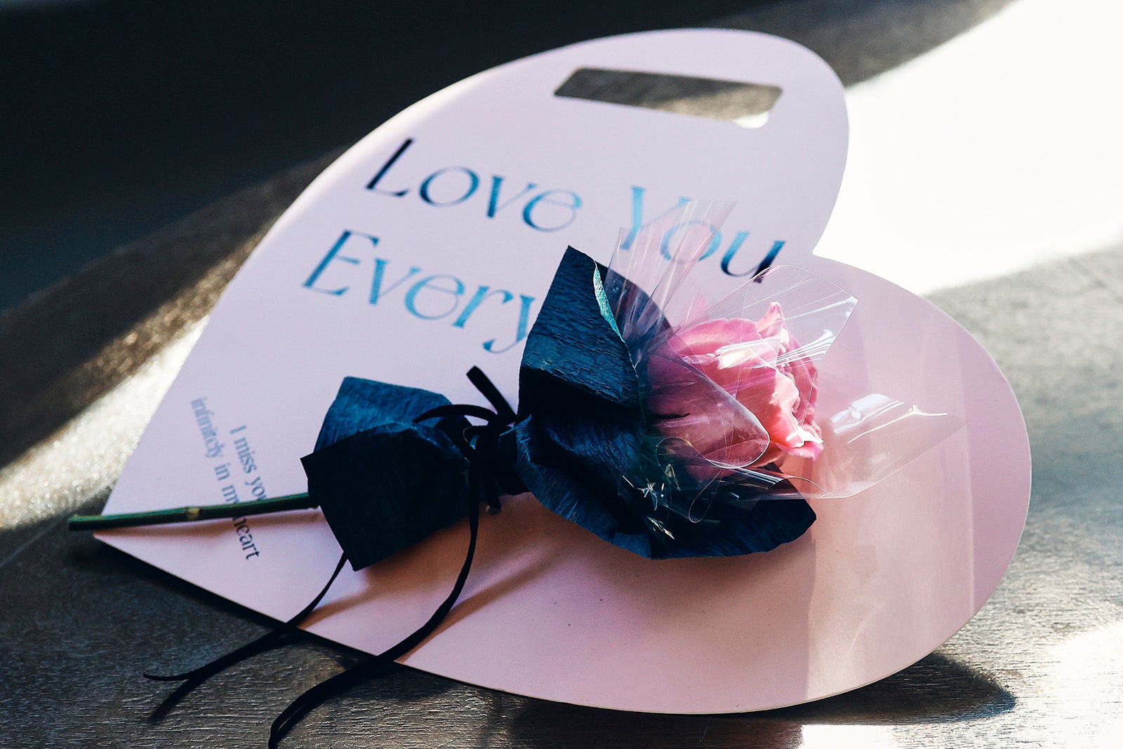 持ち歩き可能なハート型のローズフラワーギフト （お花のカラーやバッグのデザインはイメージです）