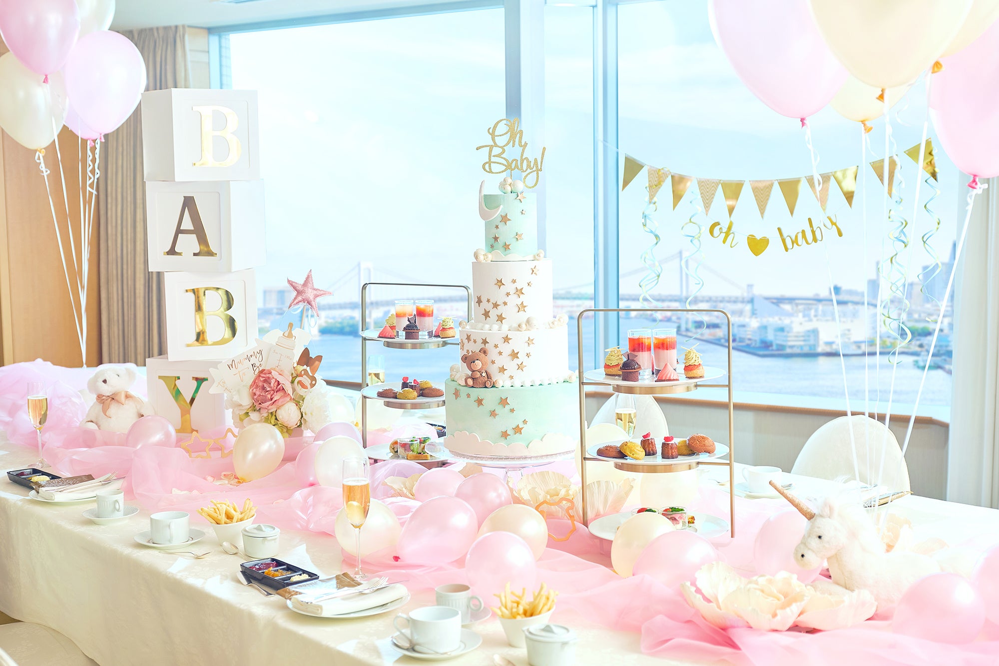 華やかなパーティーを演出する 卓上装飾（ピンク系イメージ）