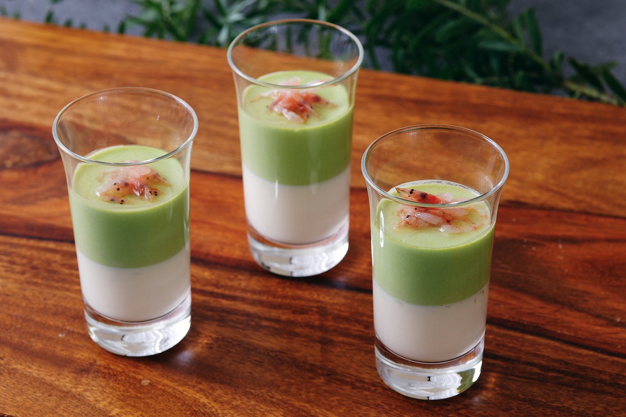 ファーストディッシュには、春が旬のそら豆となめらかなマスカルポーネチーズを合わせたズッパをご用意