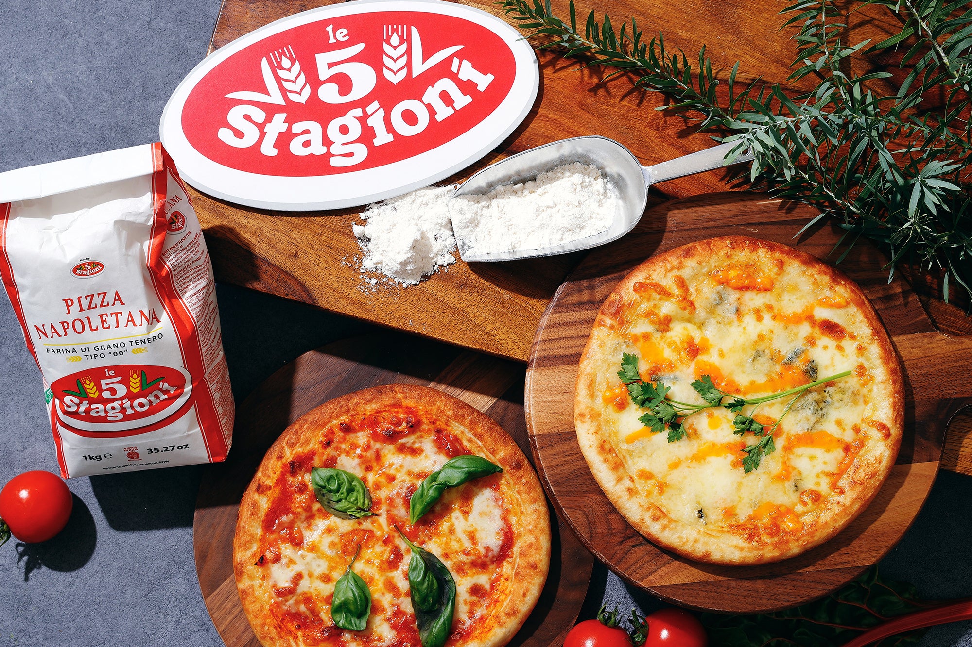 レ チンクエ スタジョーニの小麦粉を30%以上使用したピッツァ マルゲリータと、クワトロフォルマッジ