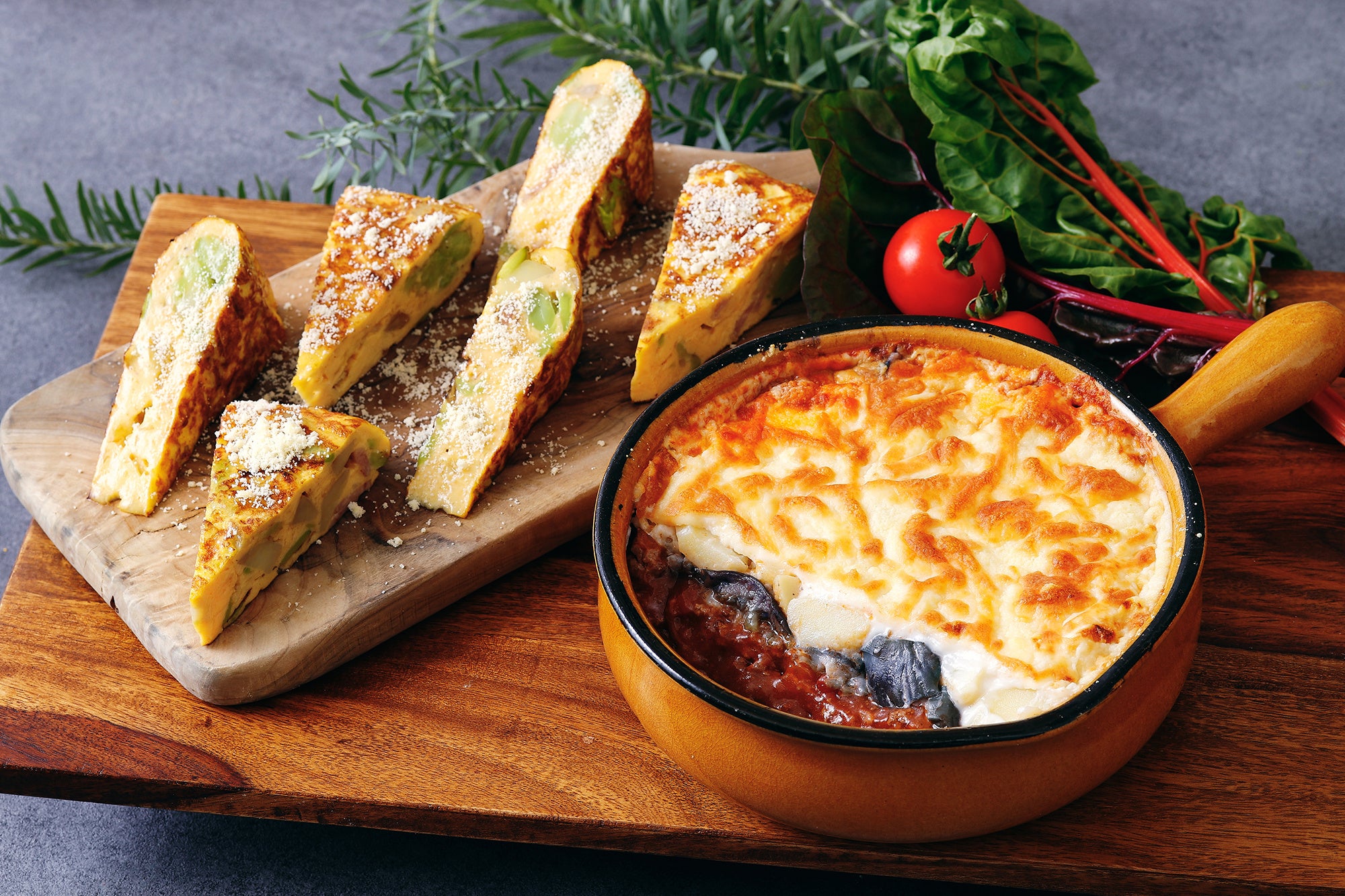 春野菜のトルティージャ(左)、ギリシャの伝統料理ムサカ(右)