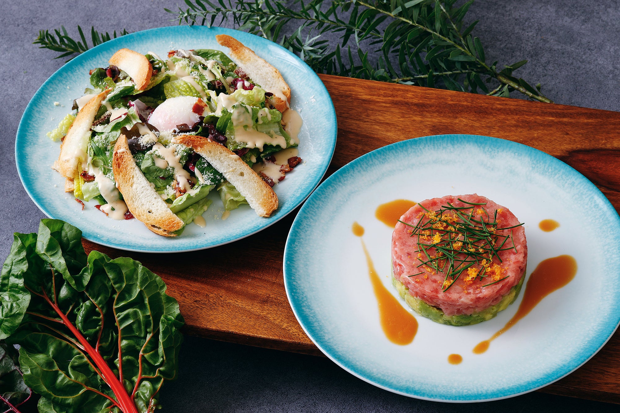 インターコンチネンタル ローマのレシピを再現した シーザーサラダ(左)と鮪とアボカドのタルタル(右)