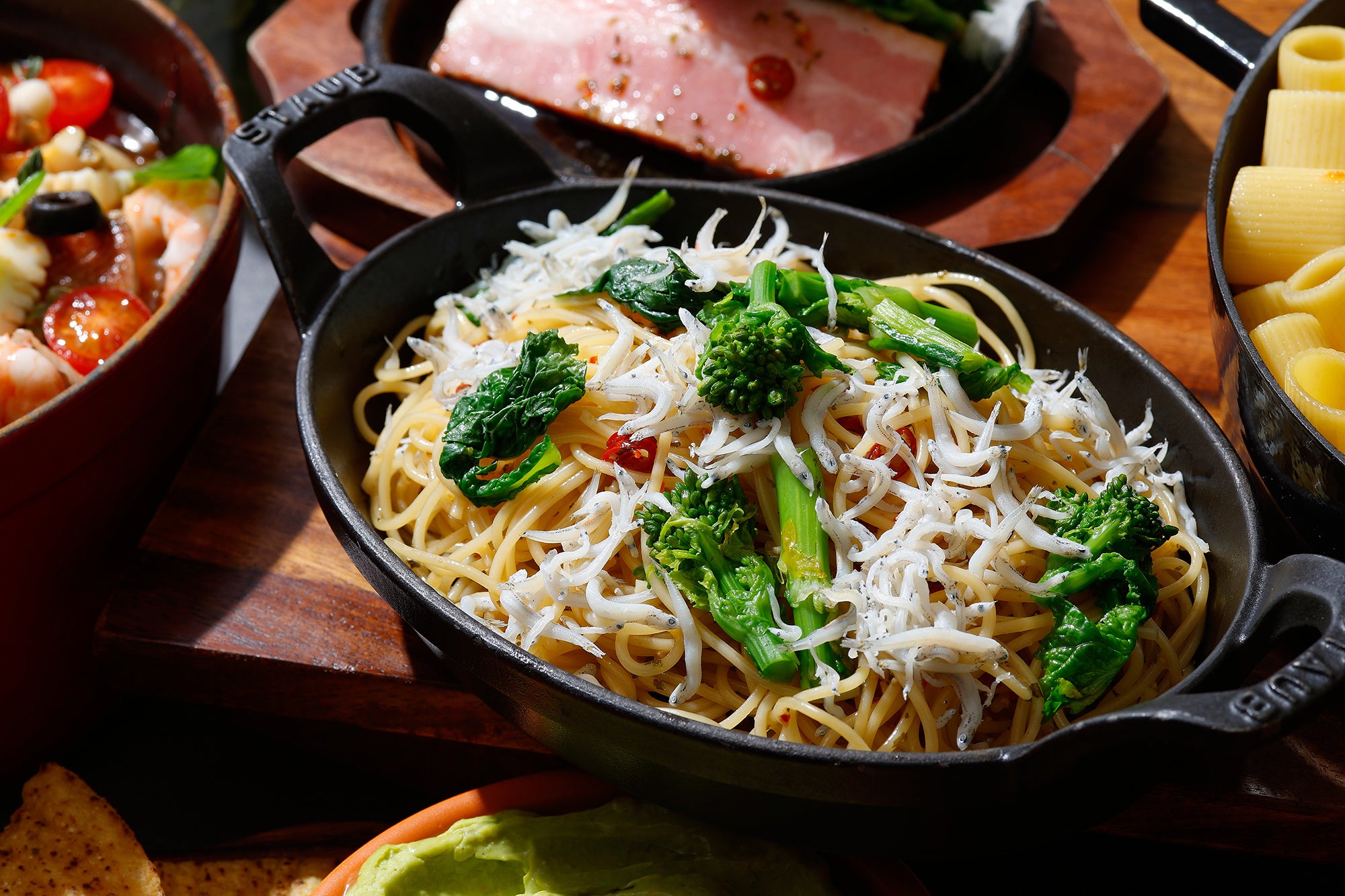 目の前でグラナパダーノのチーズケースで和えて提供するしらすのペペロンチーノ