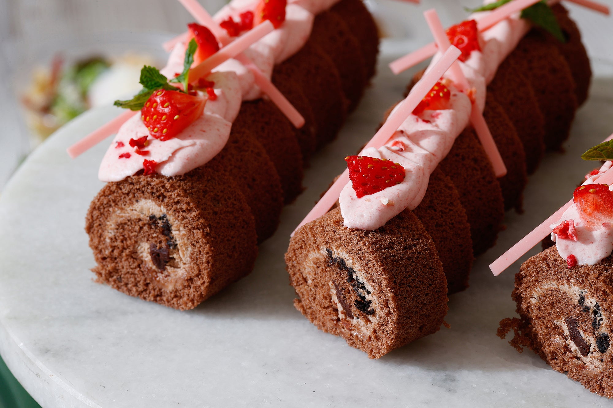 苺のシャンティと苺をトッピングしたショコラロール