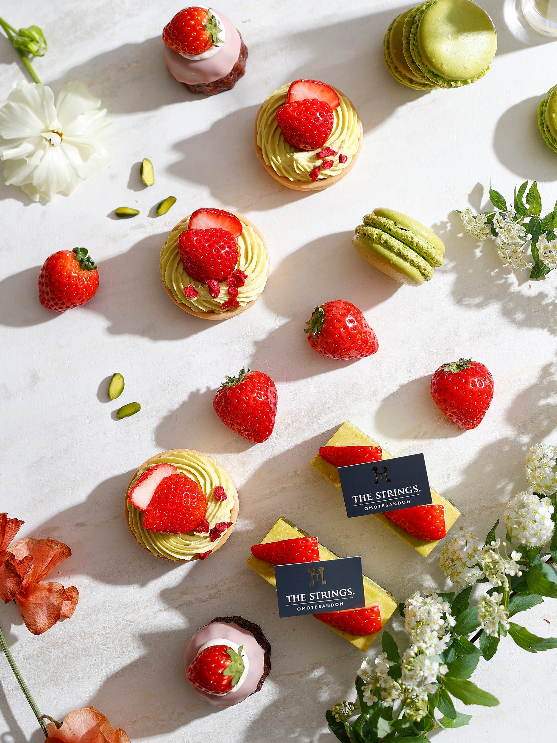 ピスタチオグリーンに真っ赤な苺が映える スイーツのラインナップ