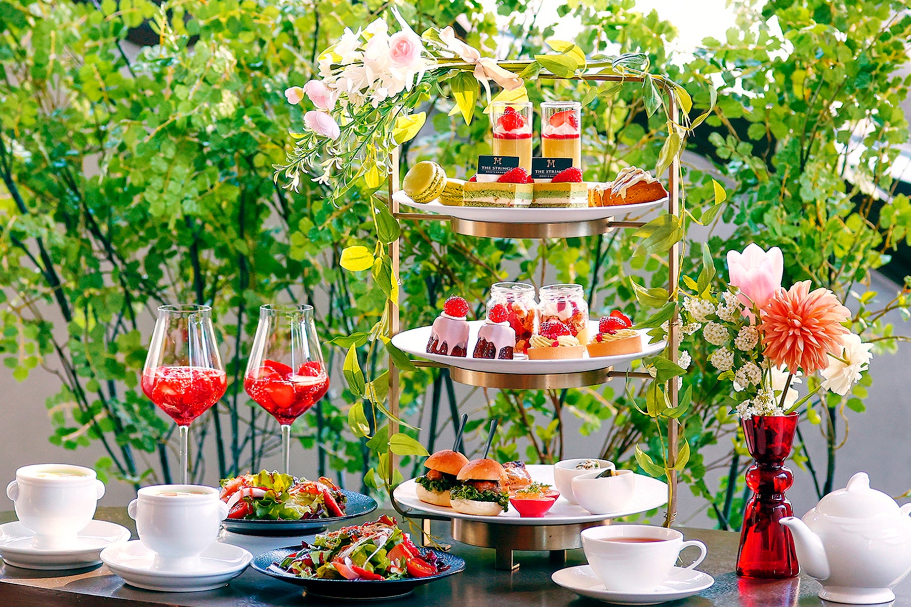 真っ赤な苺とピスタチオが主役のアフタヌーンティーが登場