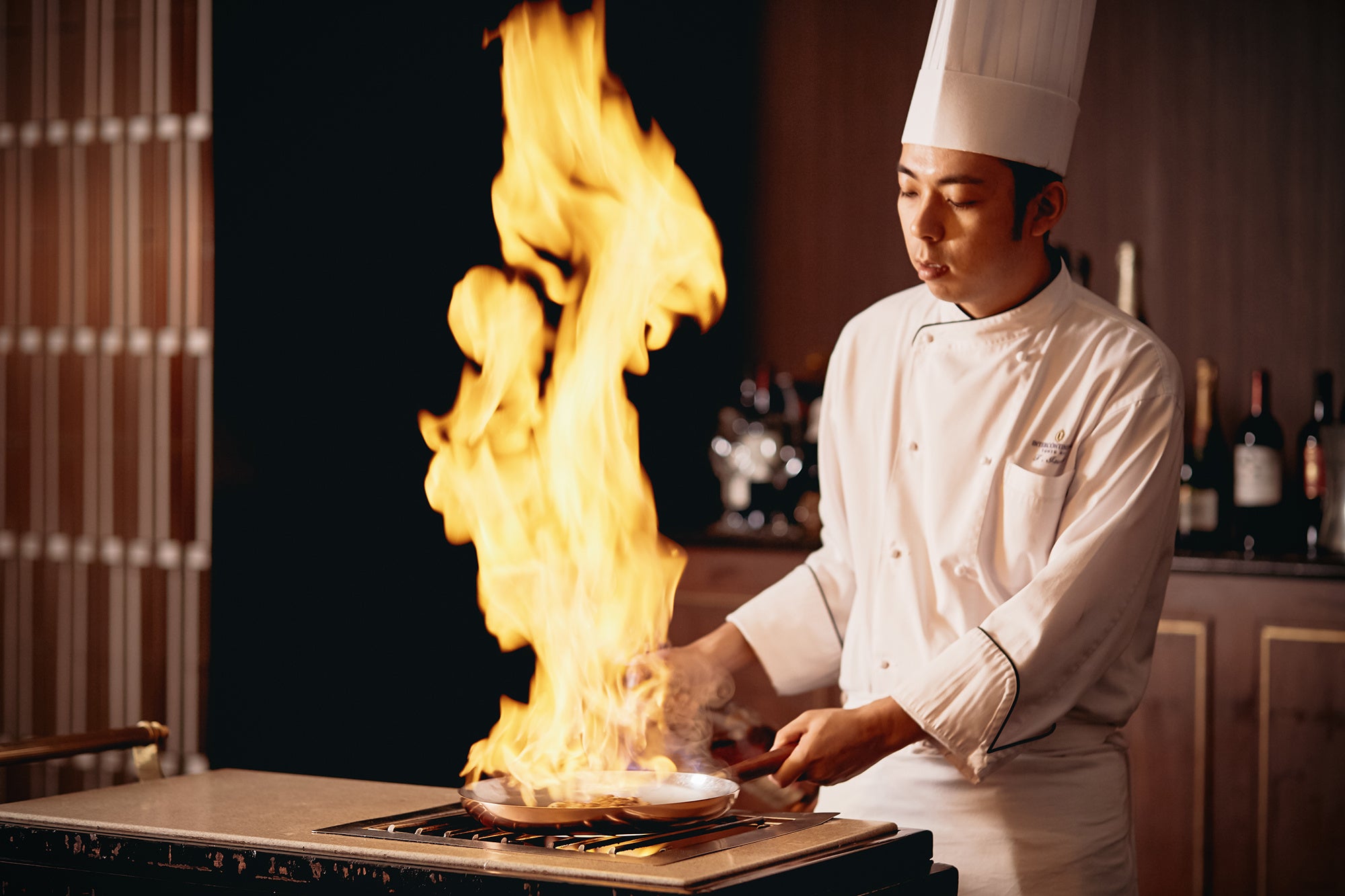 シェフによるフランベパフォーマンスも
