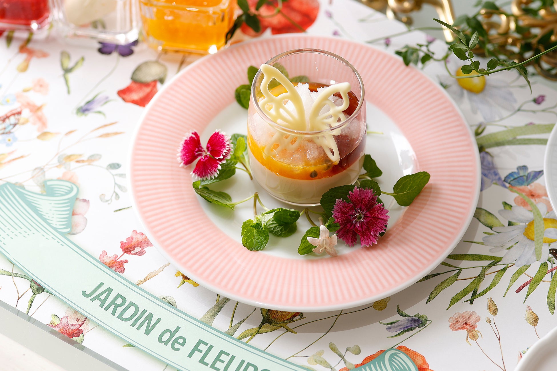 アップルティーパンナコッタ (蝶のチョコレートは、ニューヨークラウンジのみ)