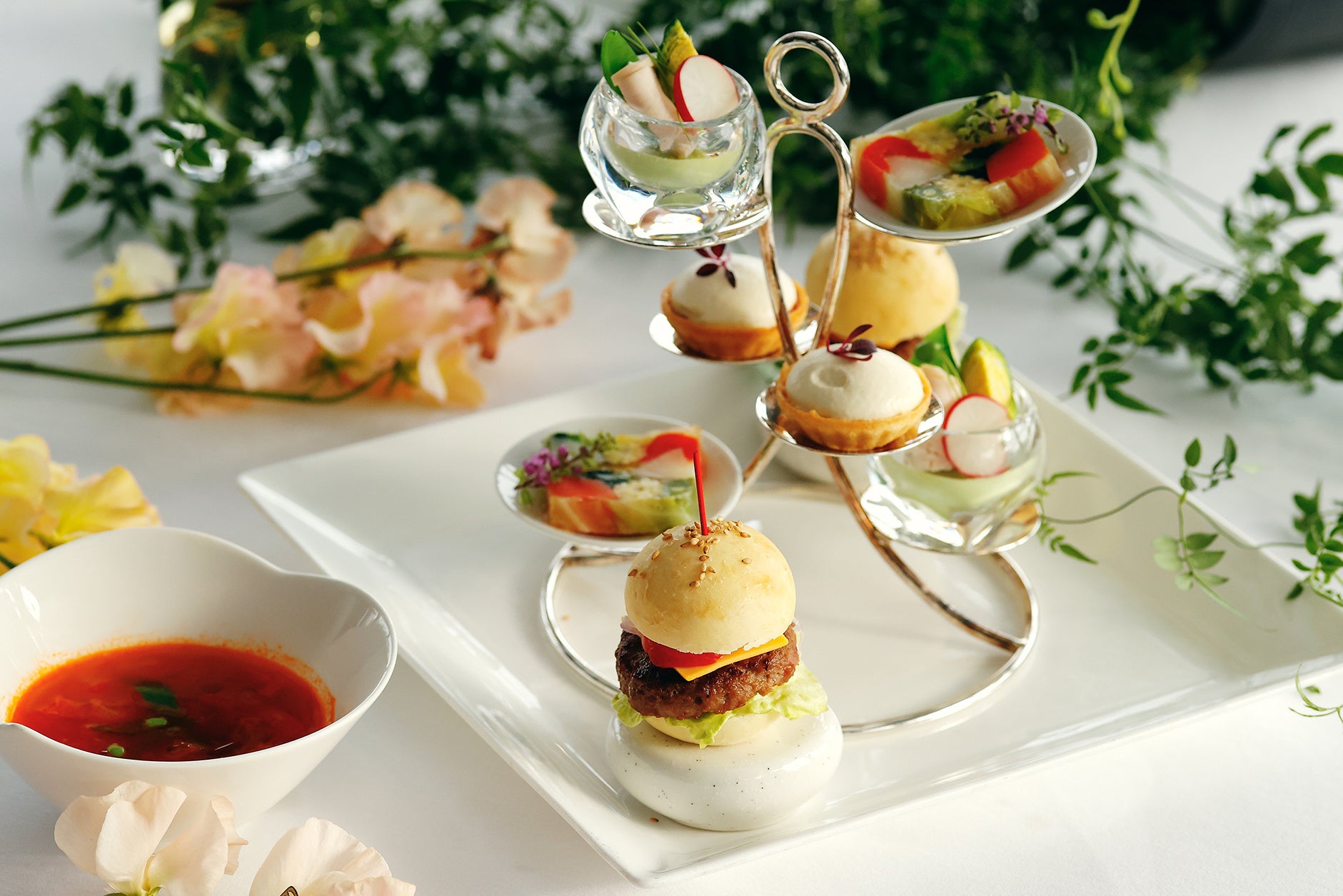 マンハッタンオリジナルのテリーヌや、熟成牛のハンバーガーを提供