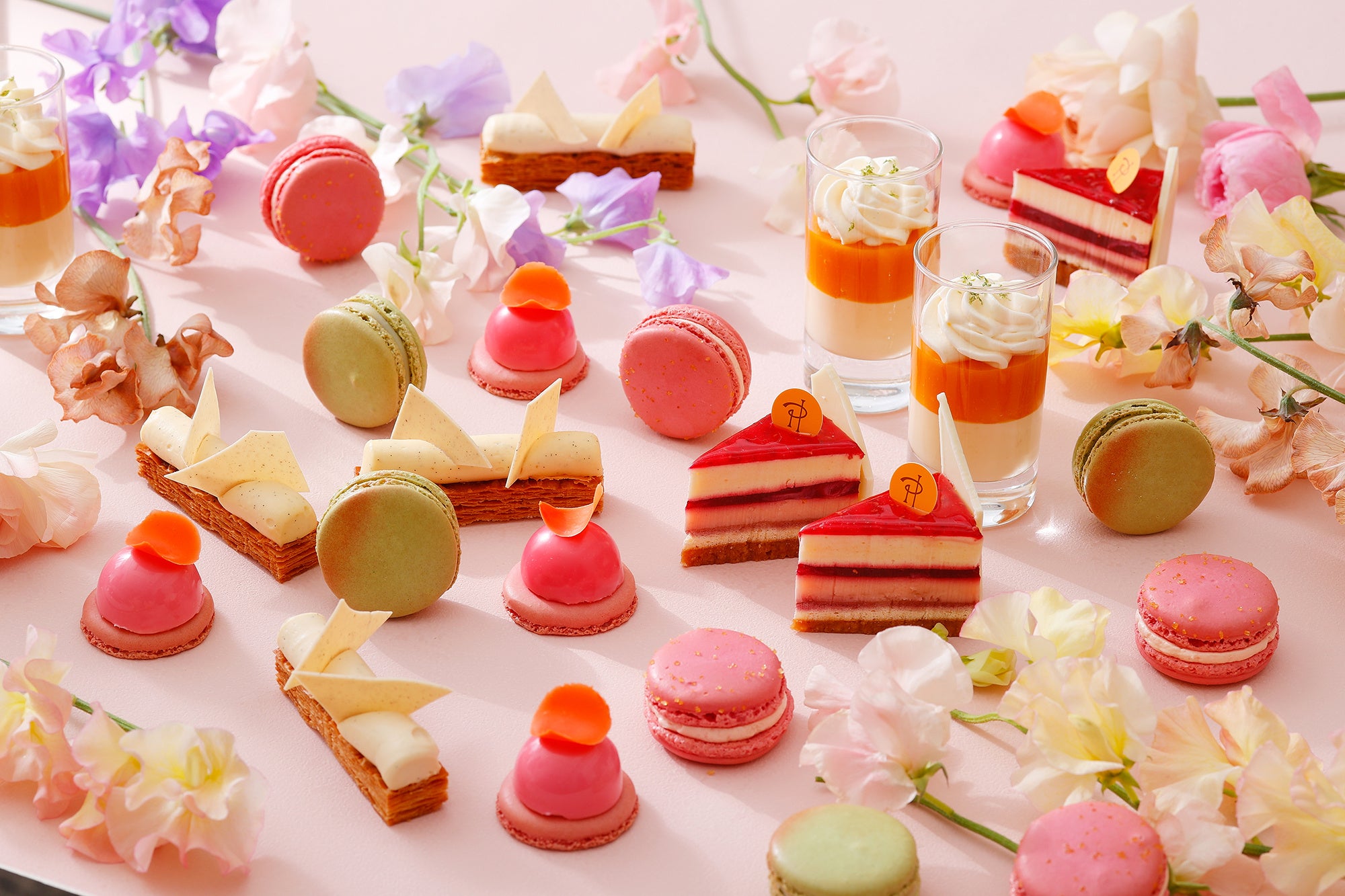 「ジャルダン ド フルール（花畑）」をテーマに、ローズなどの花々と フルーツのフレーバーを掛け合わせたスイーツの数々を楽しめる