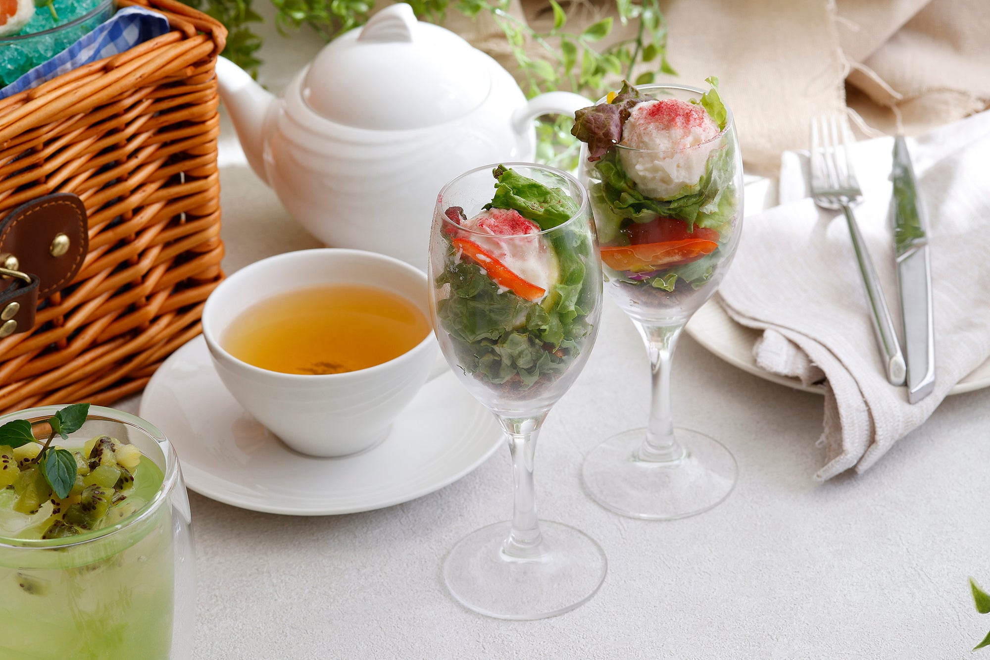 グラスに入った季節のカクテルサラダ（イメージ）