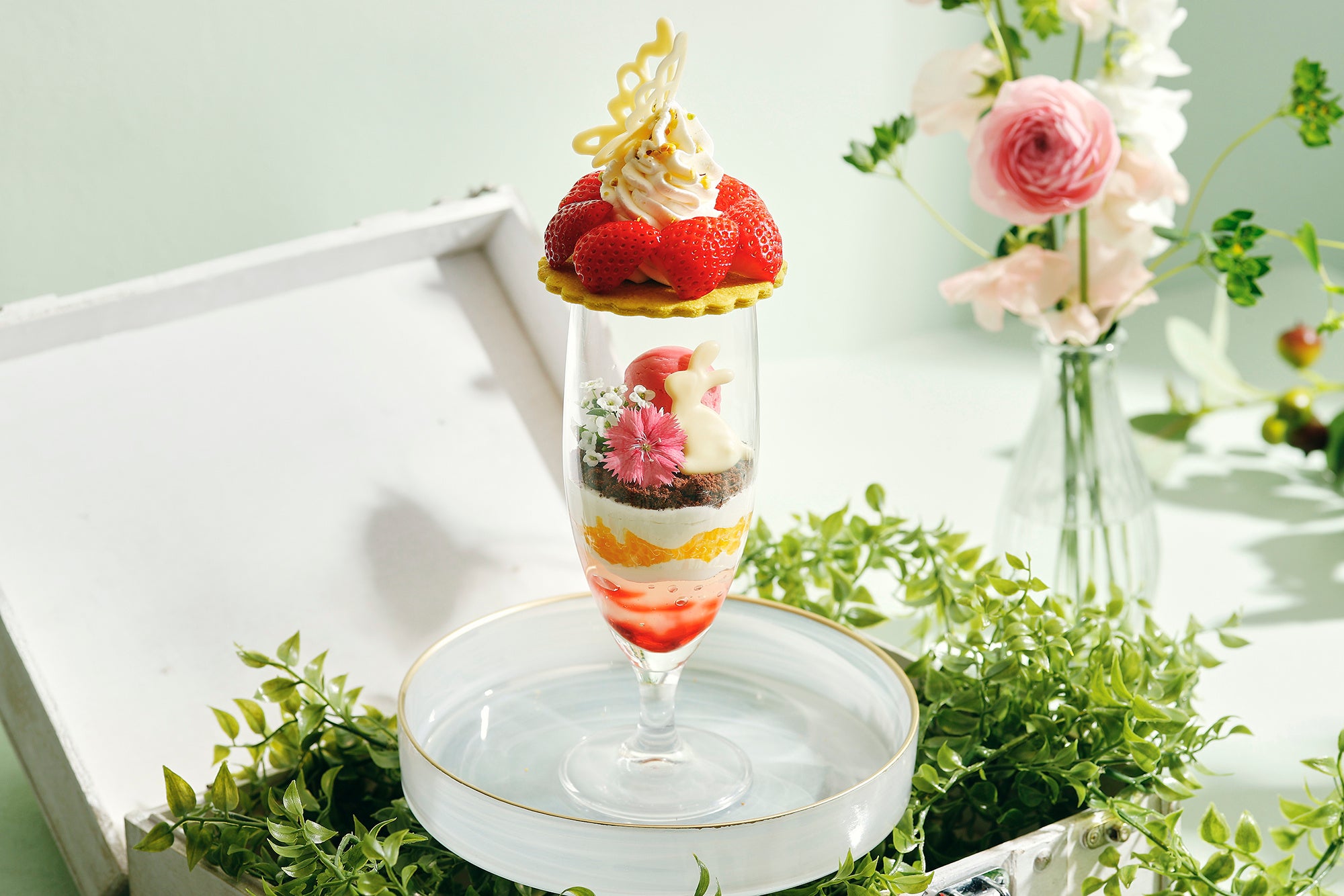 春の訪れを喜んでガーデンを駆け巡るバニーや、まるで蝶が花にとまっているような演出が春らしさを表現するスイーツ