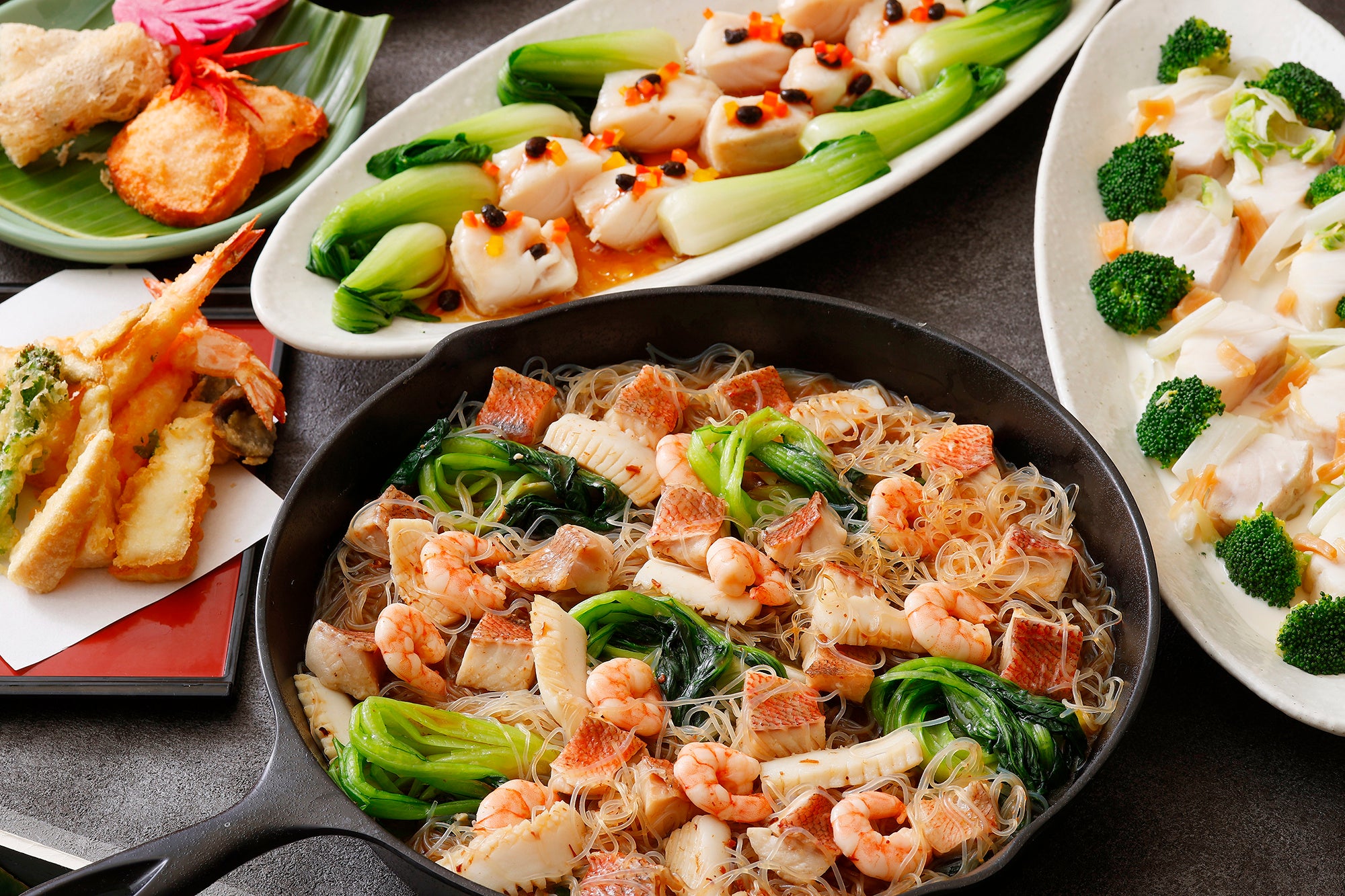 シーフードと春雨の炒めや白身魚の蒸し物など 海鮮料理も豊富に取り揃えている