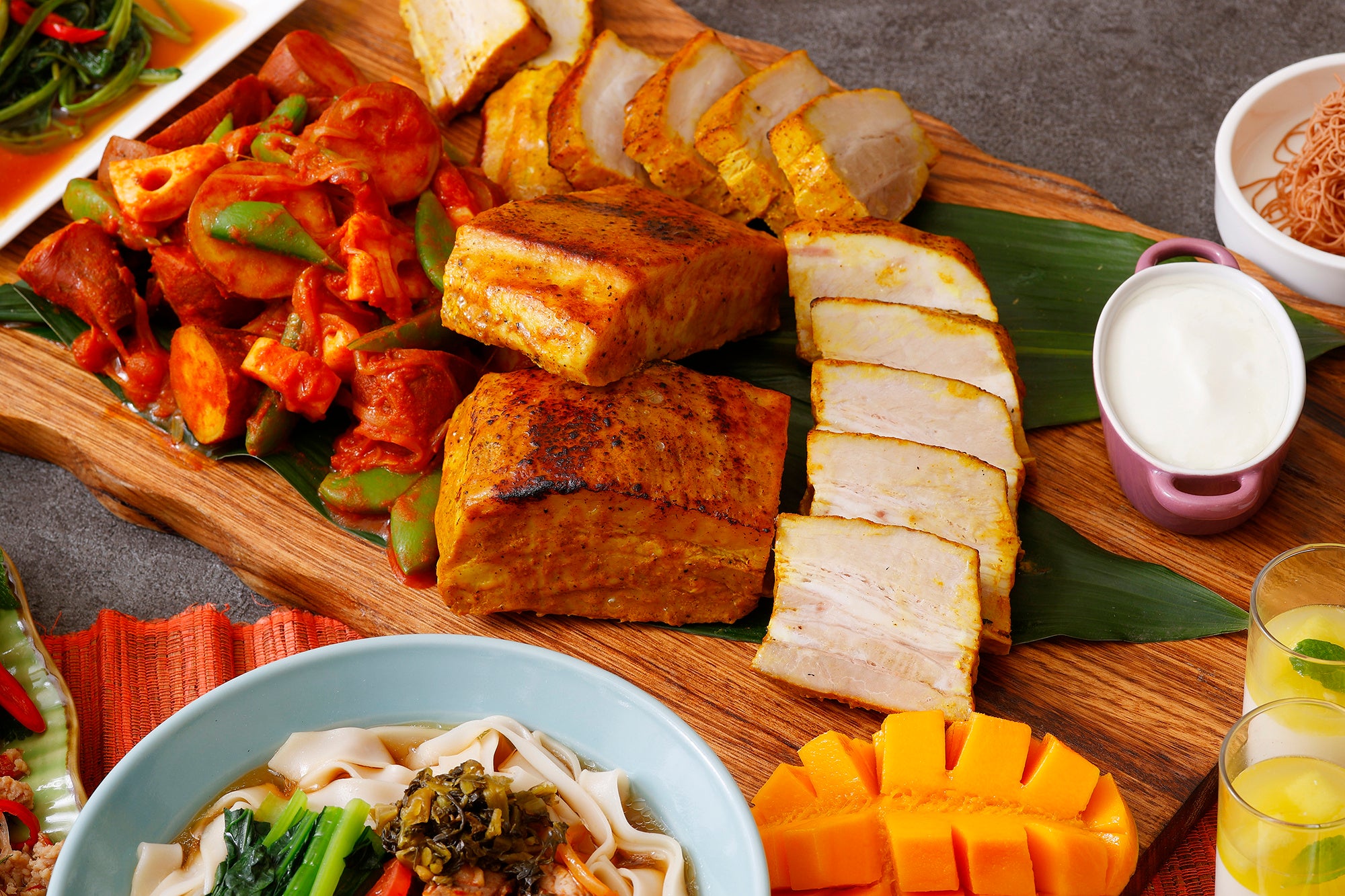 ボリューミーな豚バラ肉をタンドリー風に