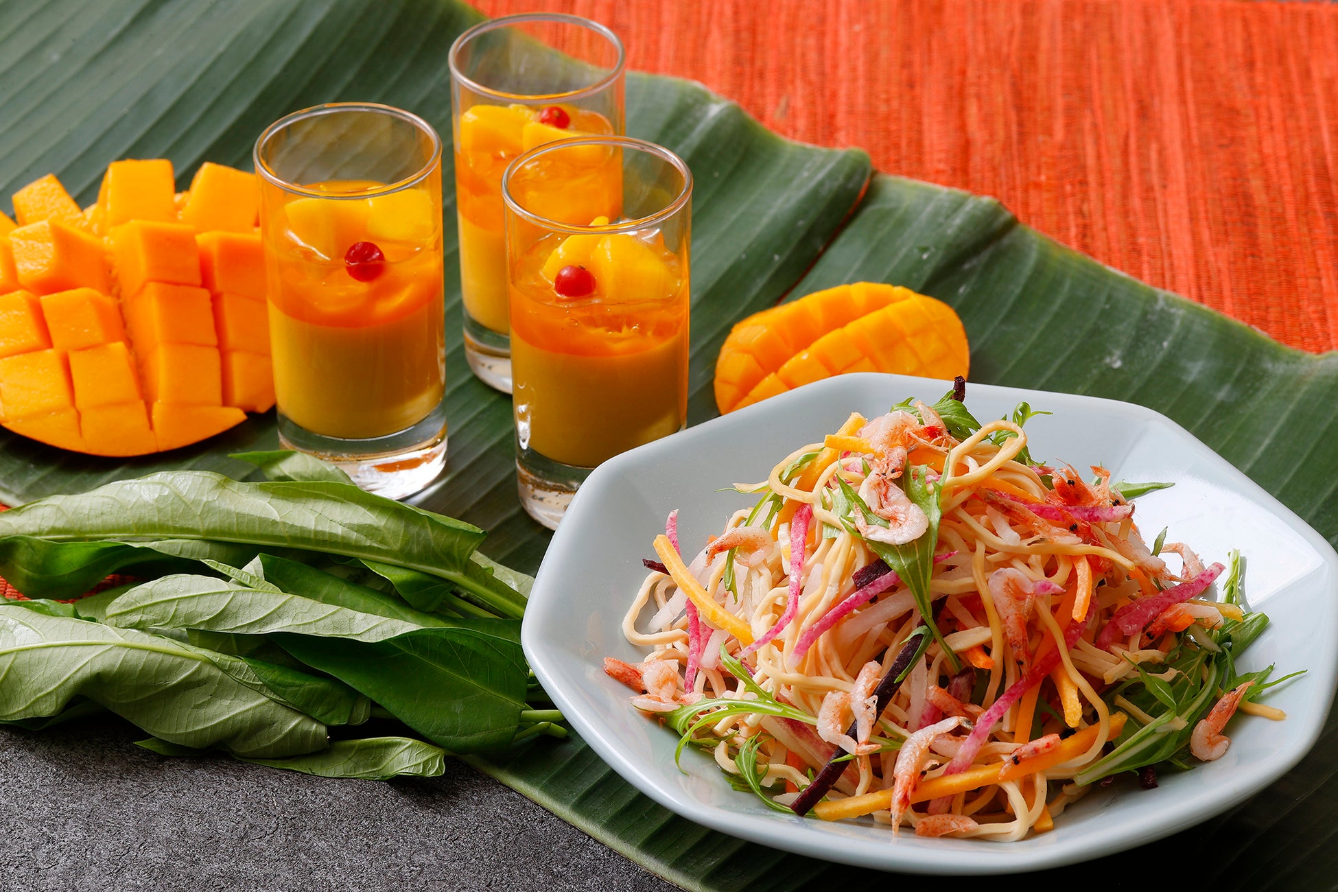 台湾の「インターコンチネンタル高雄」より 涼拌干絲(とうふかんす)とマンゴープリンを提供