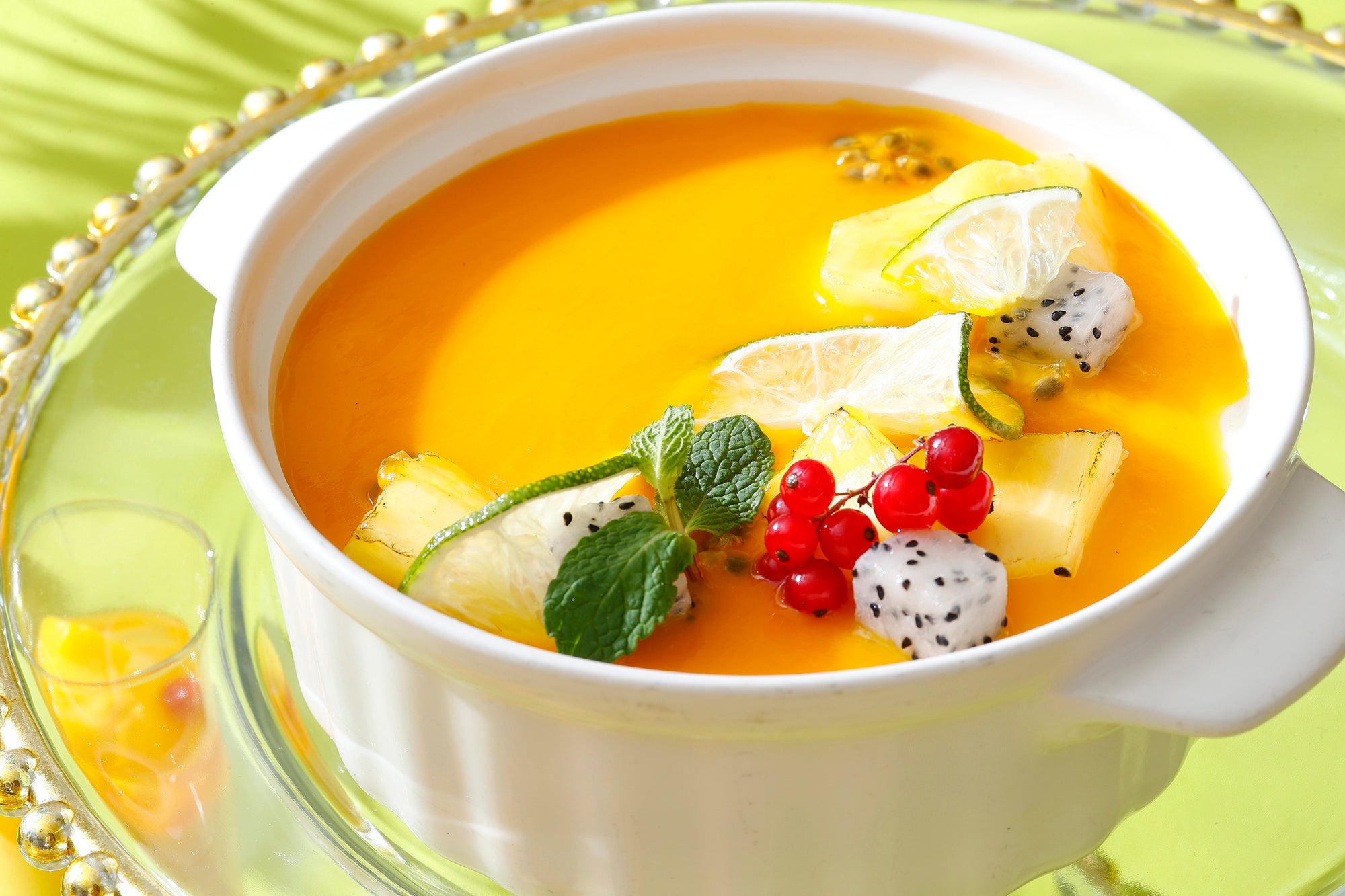 濃厚なマンゴーソースをかけた「パイナップルとココナッツのムース」