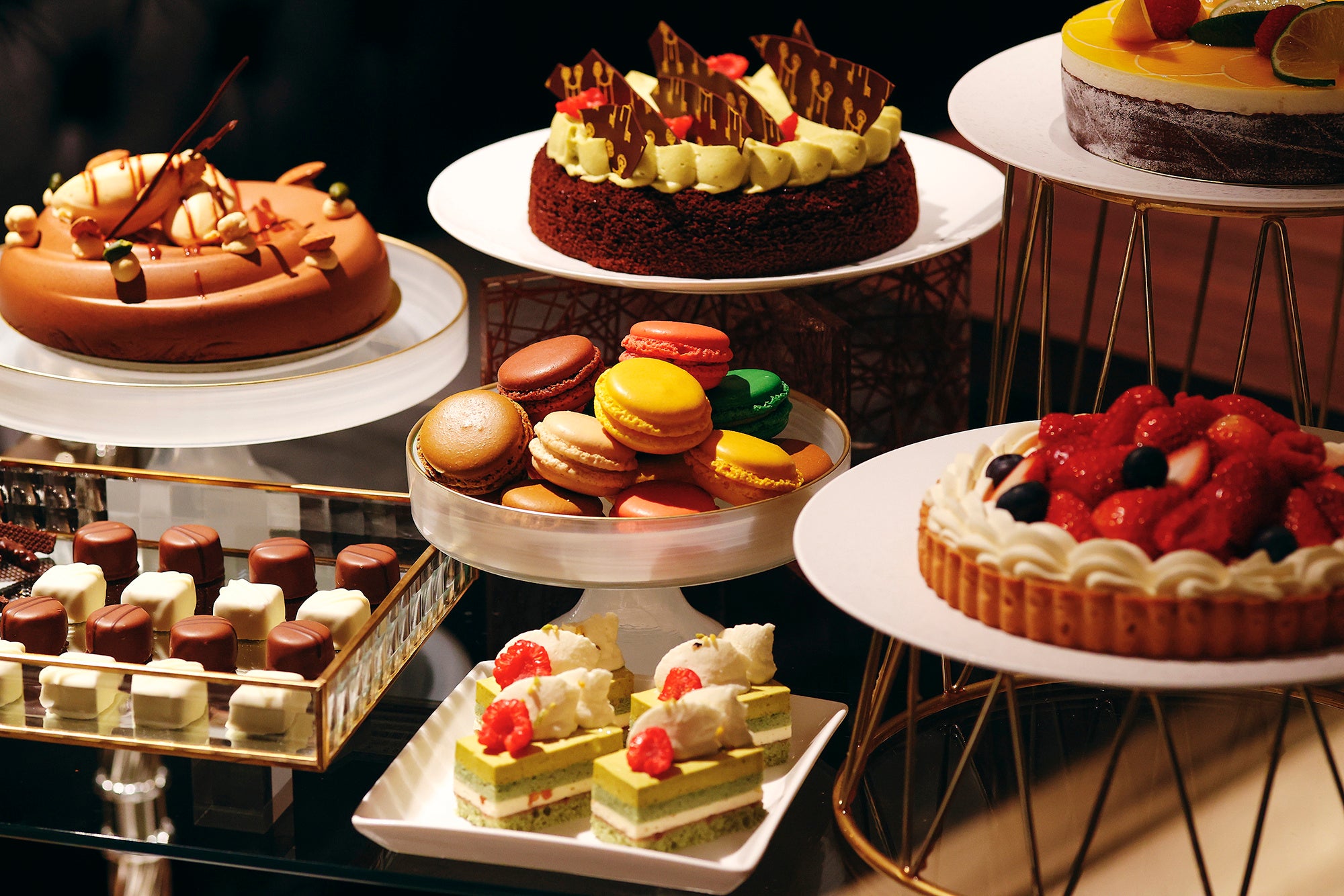 季節のデザートを好きなだけ選べる贅沢なデザートワゴン（イメージ）