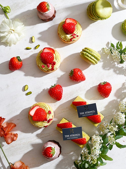 ピスタチオグリーンに真っ赤な苺が映えるスイーツのラインナップ