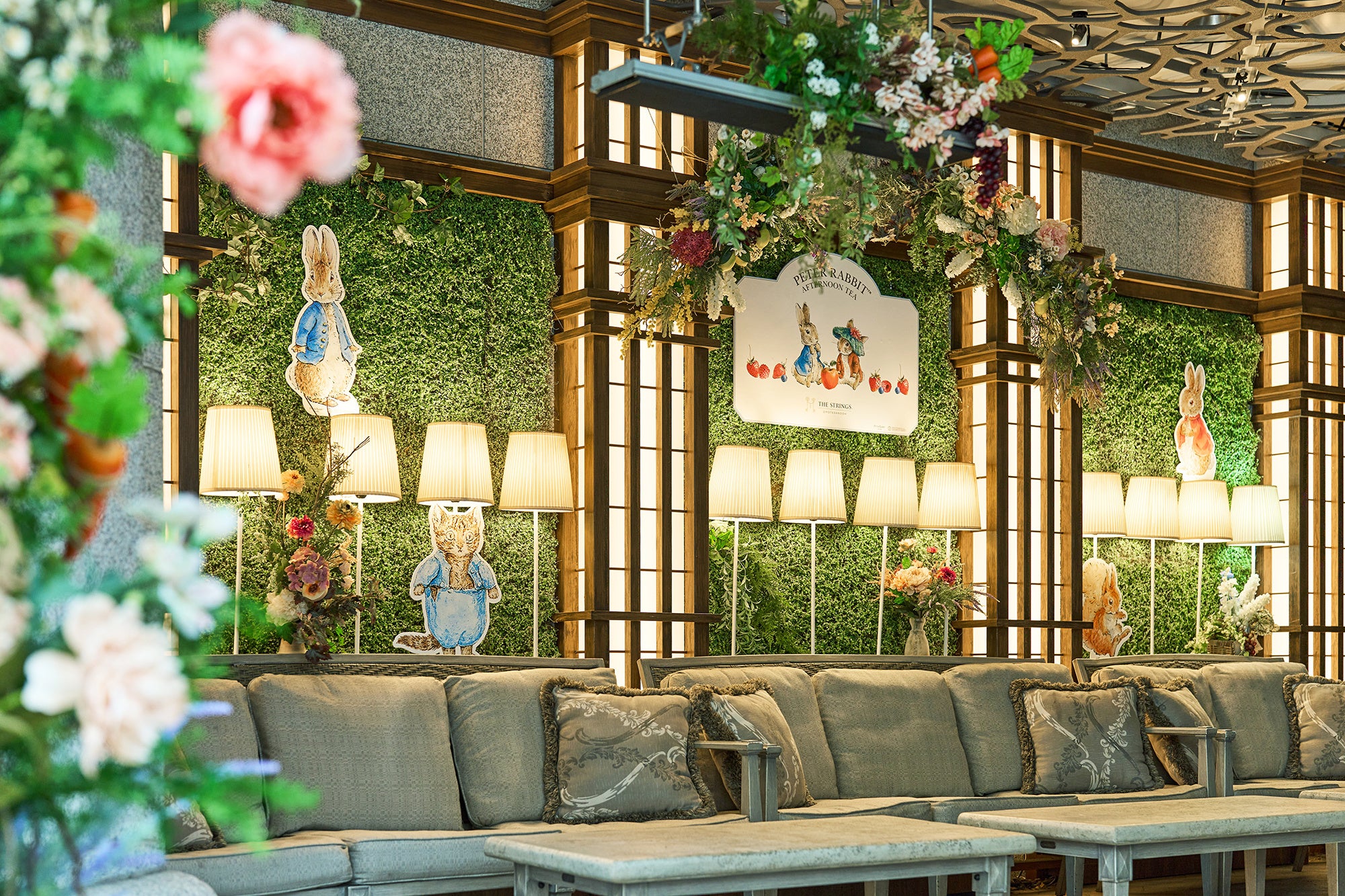ピーターラビットの世界を色とりどりの花やフルーツで表現したテラス席（イメージ）