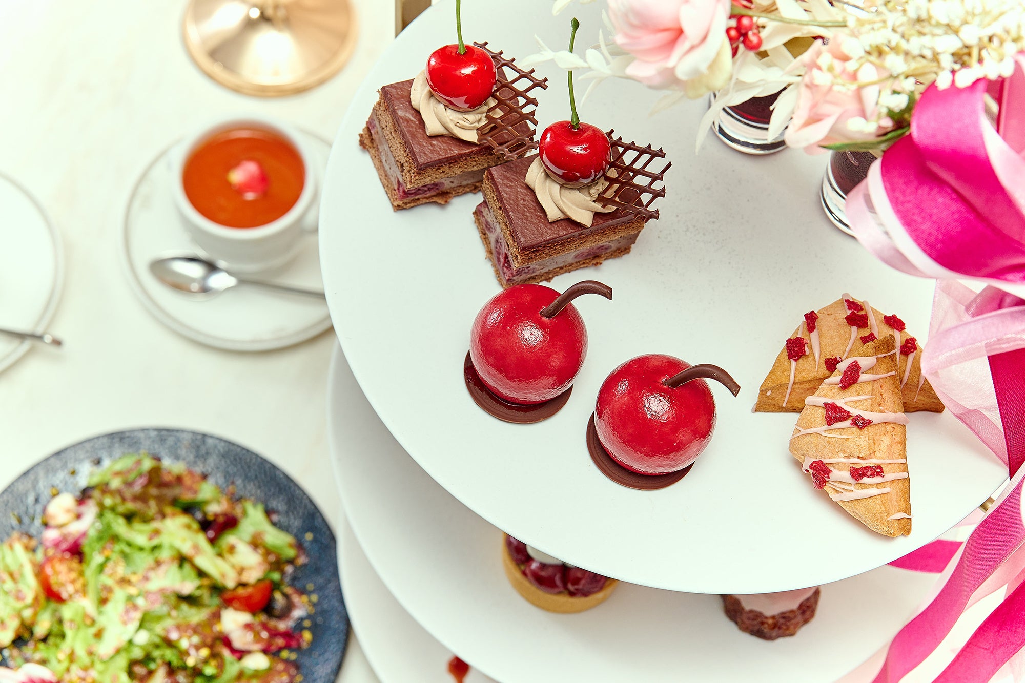 チェリーをかたどったアイコニックなムース