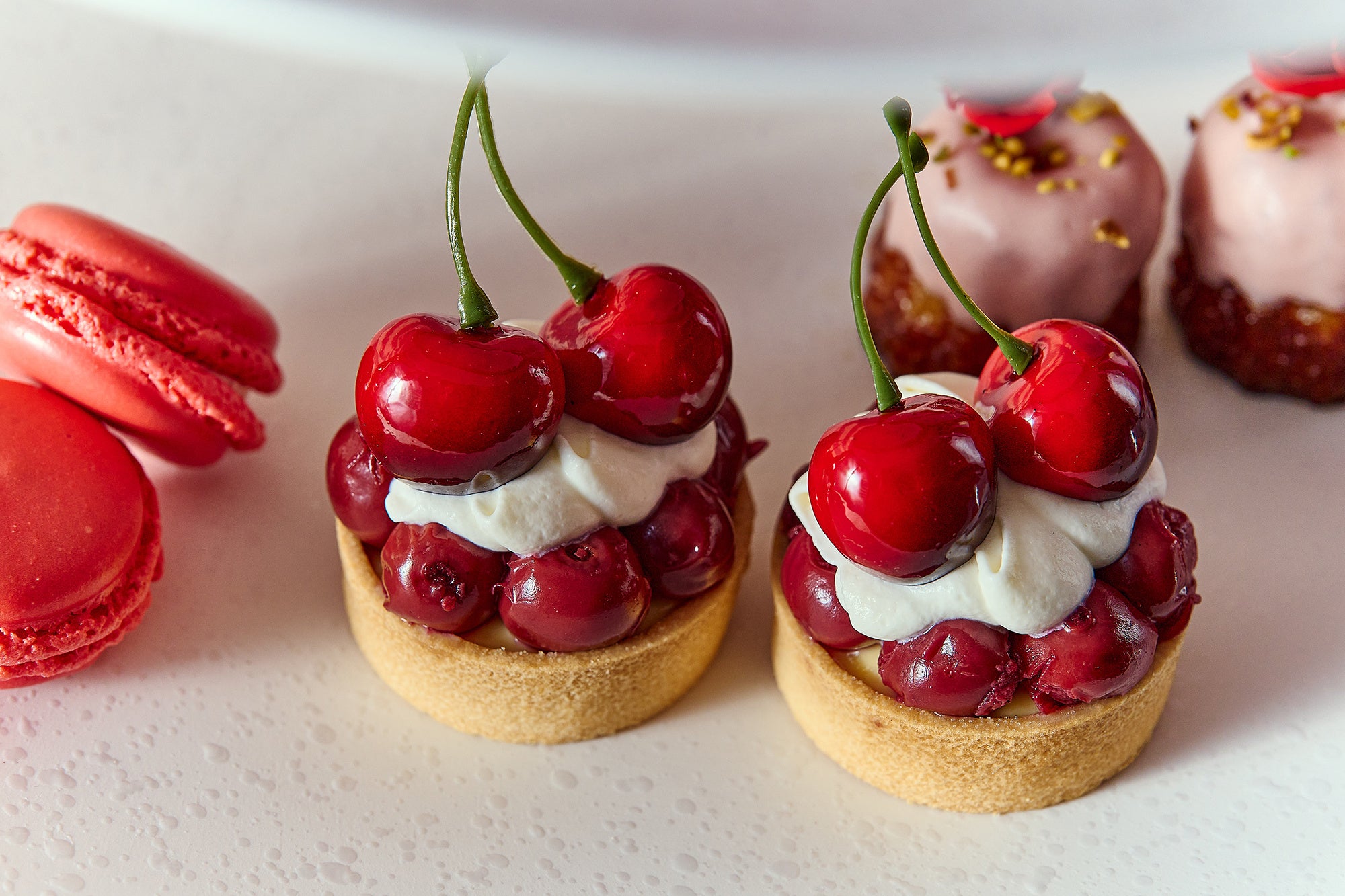 旬のチェリーをふんだんに使用したタルト