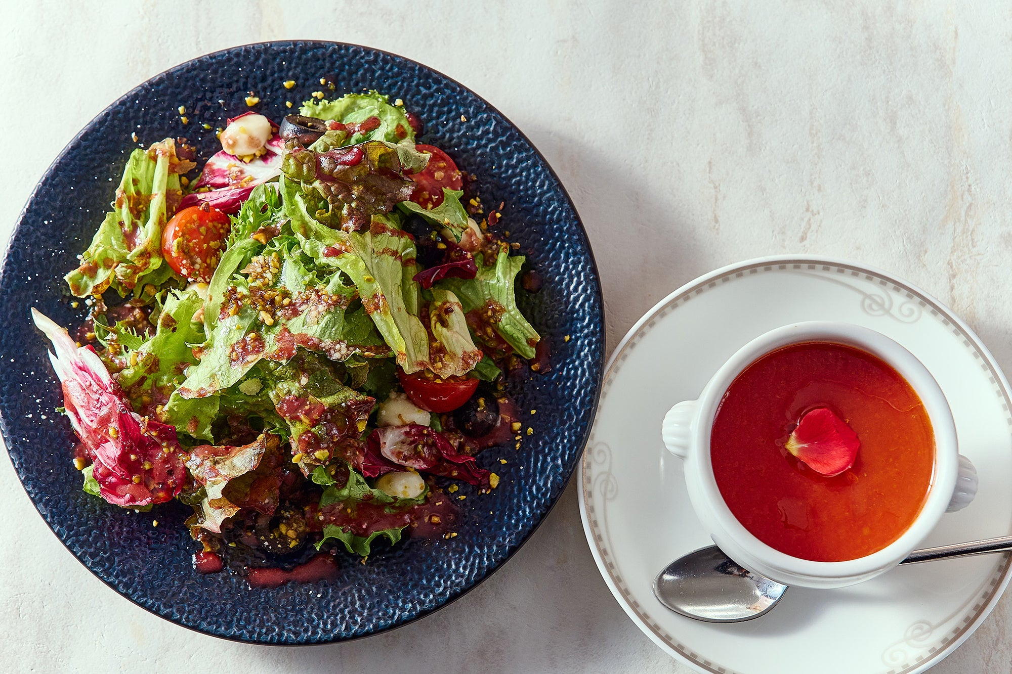 セイボリー4種のほか、サラダとスープも付いた充実の内容でお届け