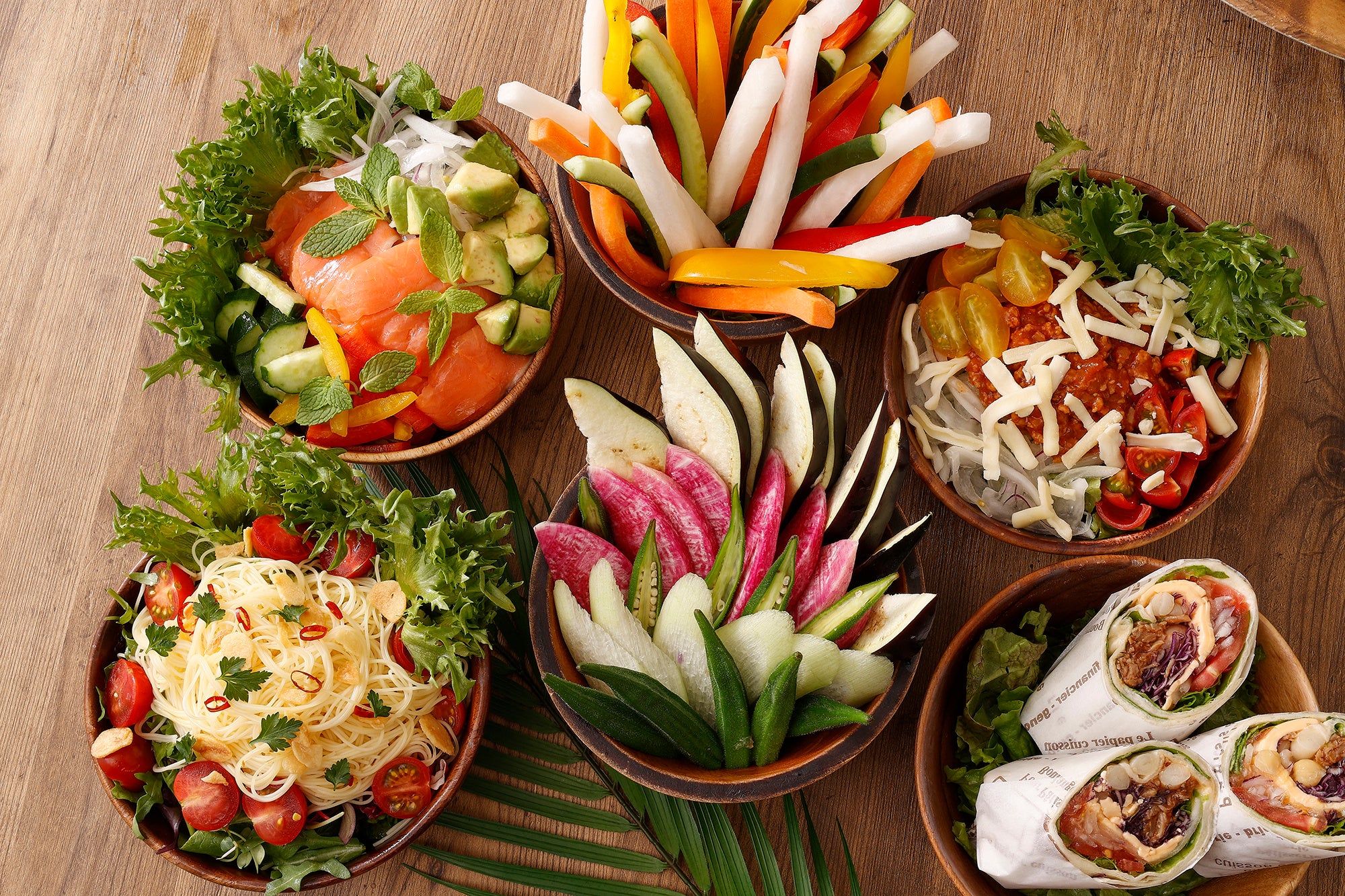 色鮮やかなサラダは、プルドポークやナチョス、 ロミロミサラダなど、世界各地の料理をお届け